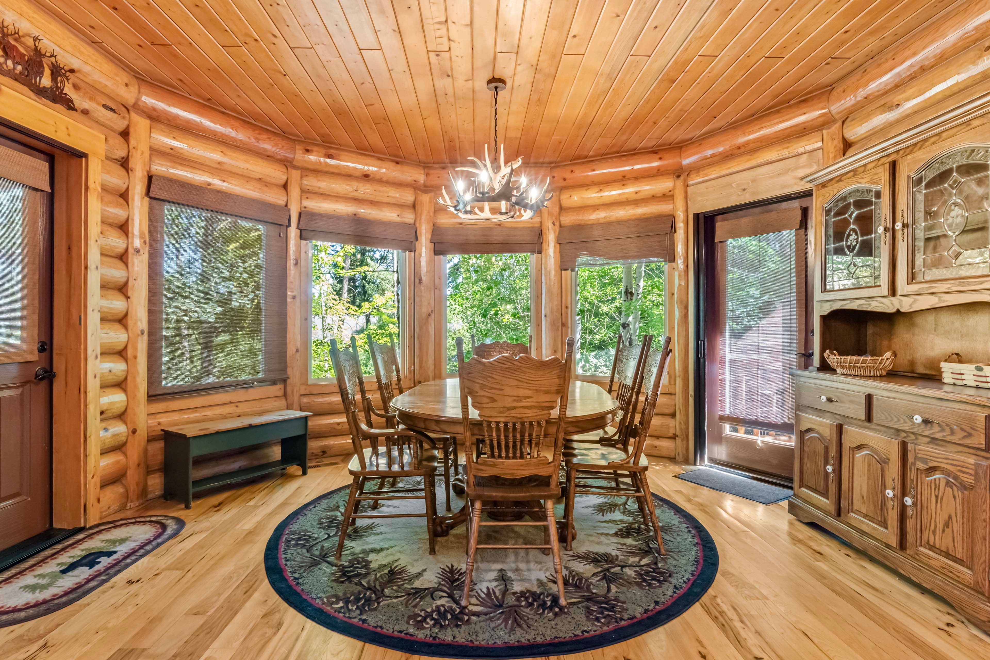 Dining Area | Dishware & Flatware Provided