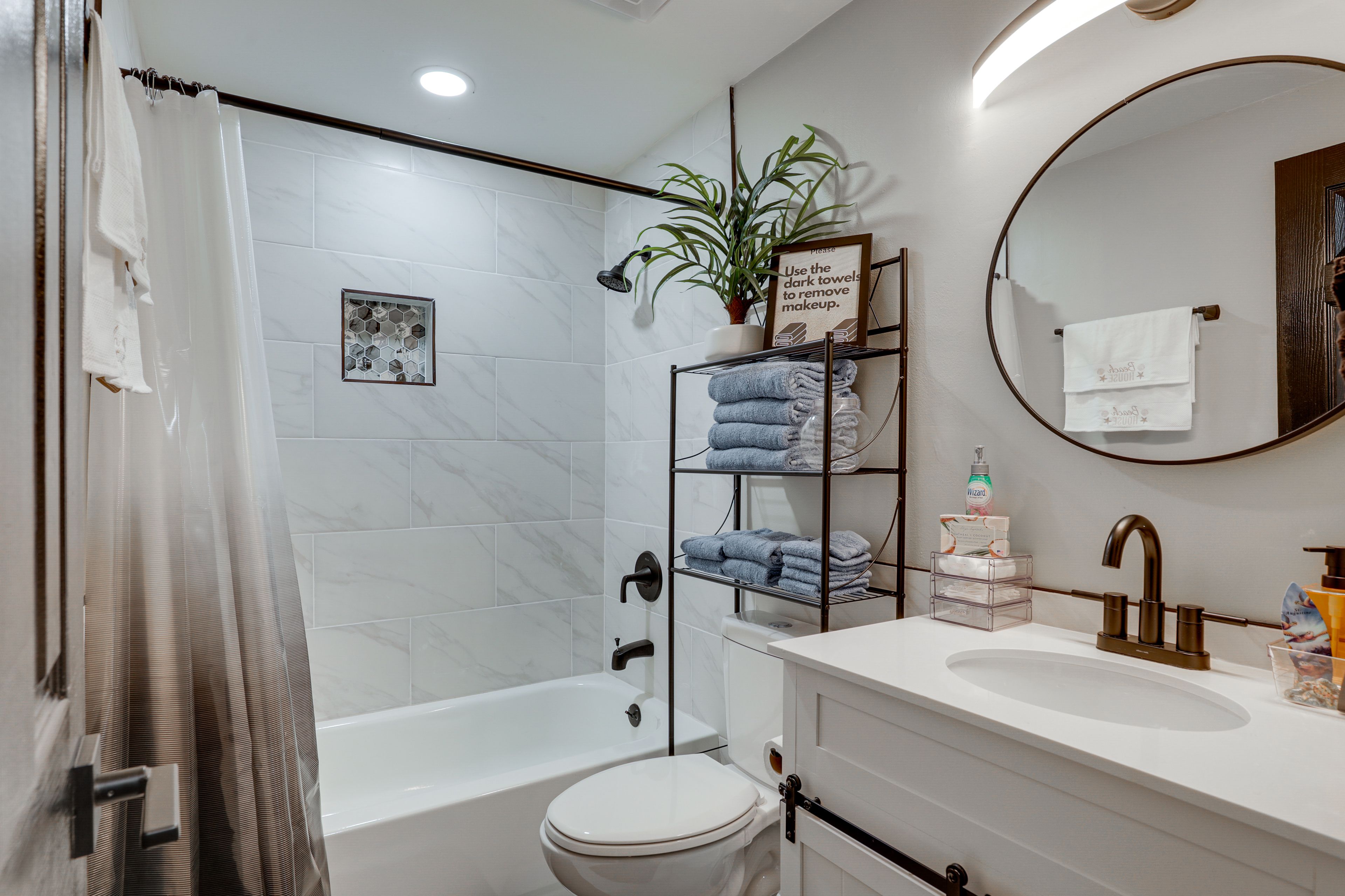 Full Bathroom | Towels Provided