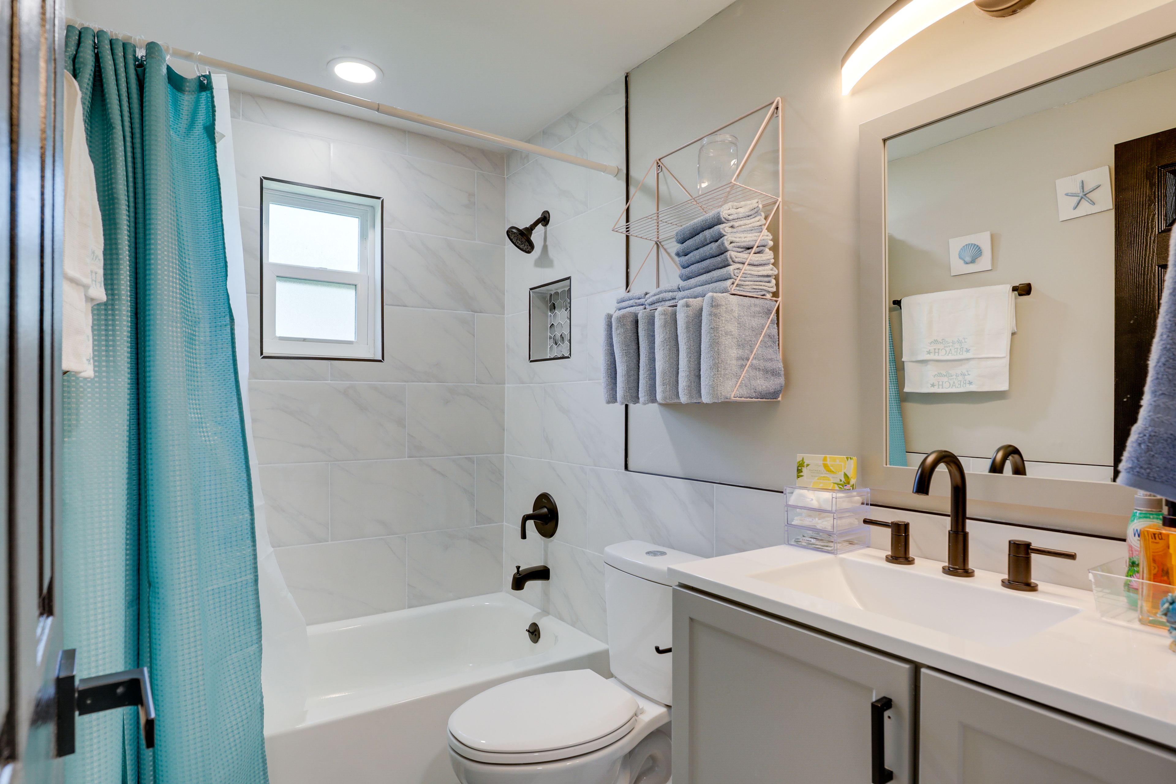Full Bathroom | Complimentary Toiletries