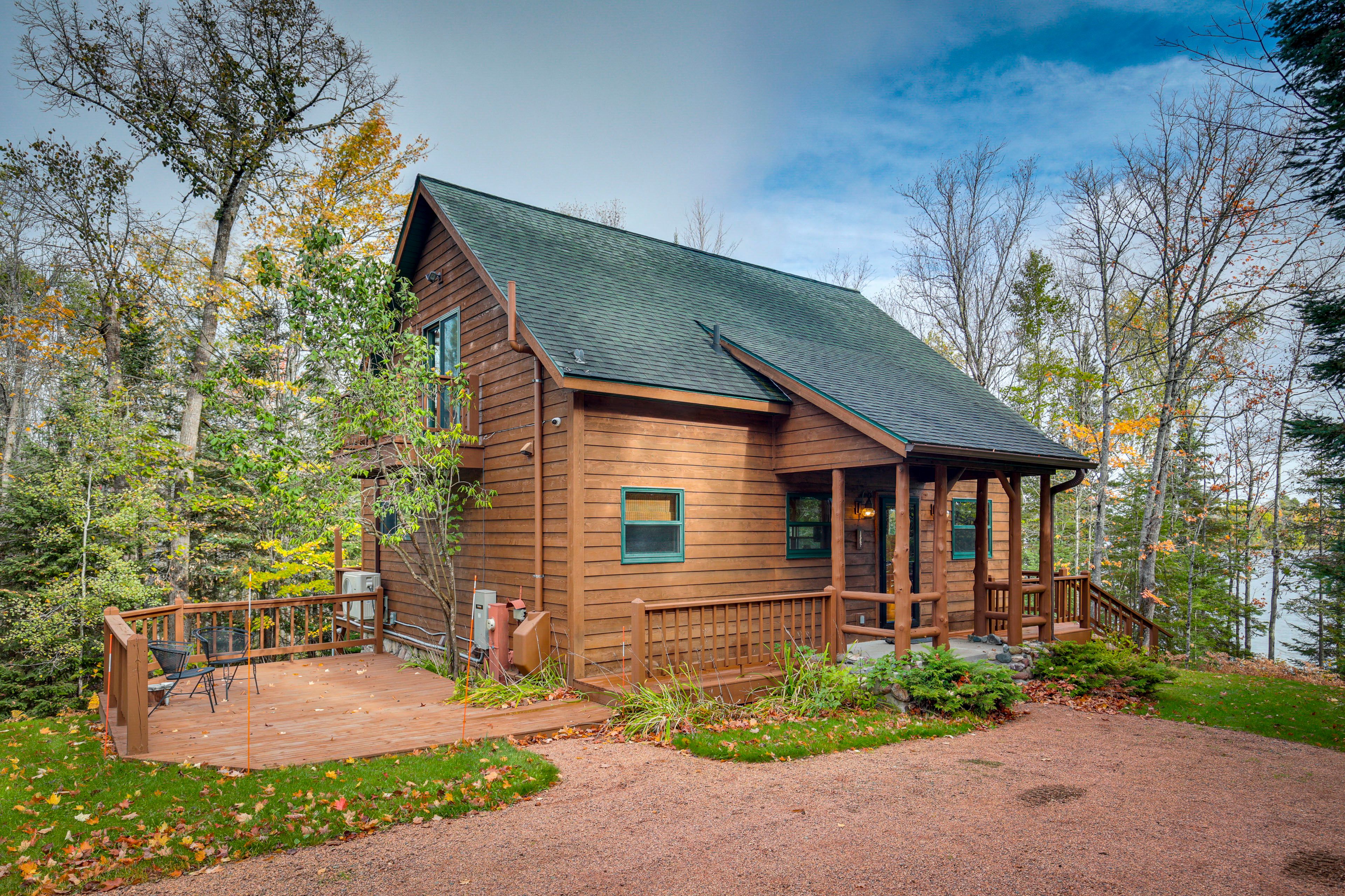 Cabin Exterior | Parking (4 Vehicles)