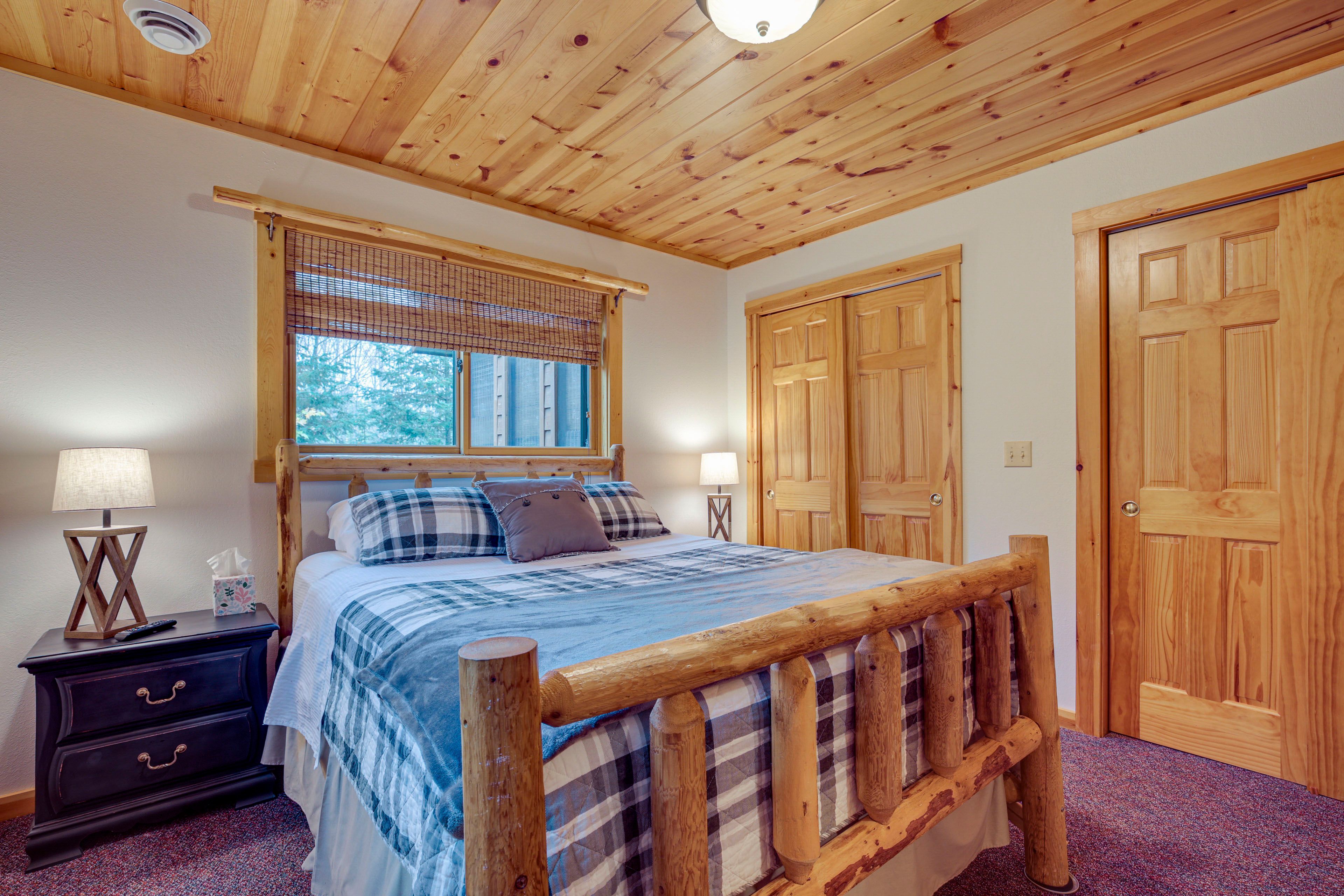 Bedroom 1 | 1st Floor | Queen Bed