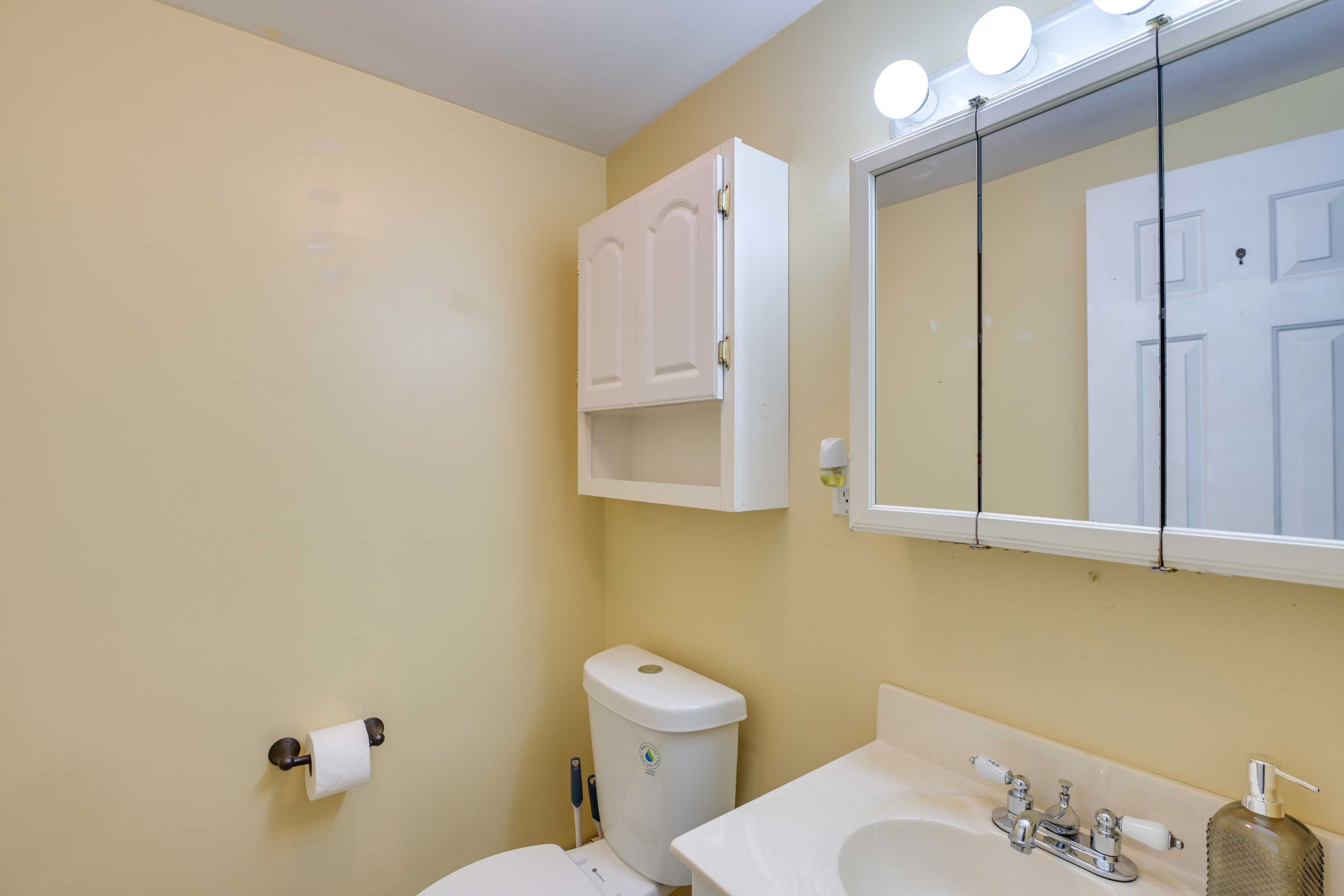 Half Bathroom | 1st Floor | Towels Provided