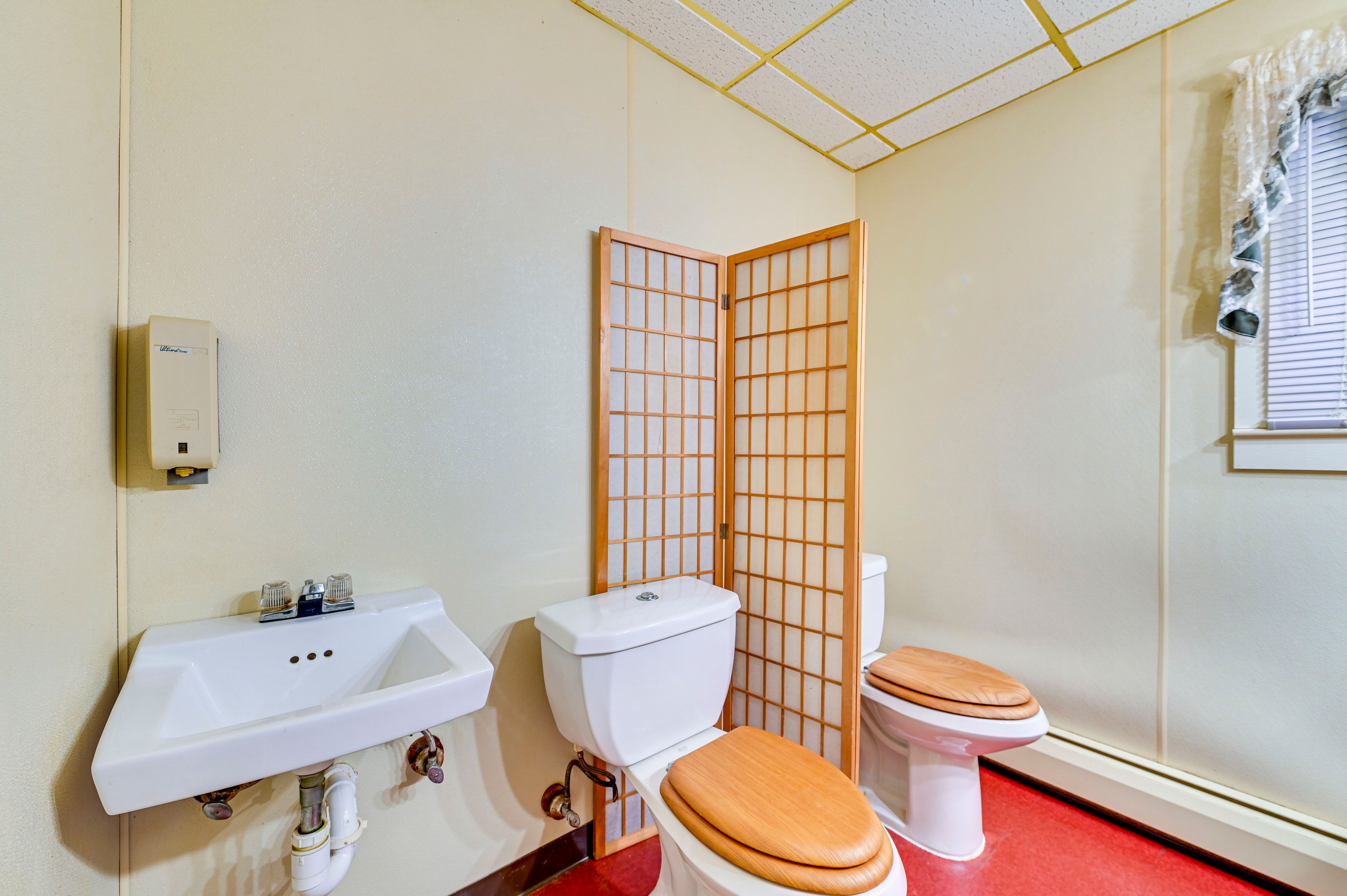 Half Bathroom | 1st Floor