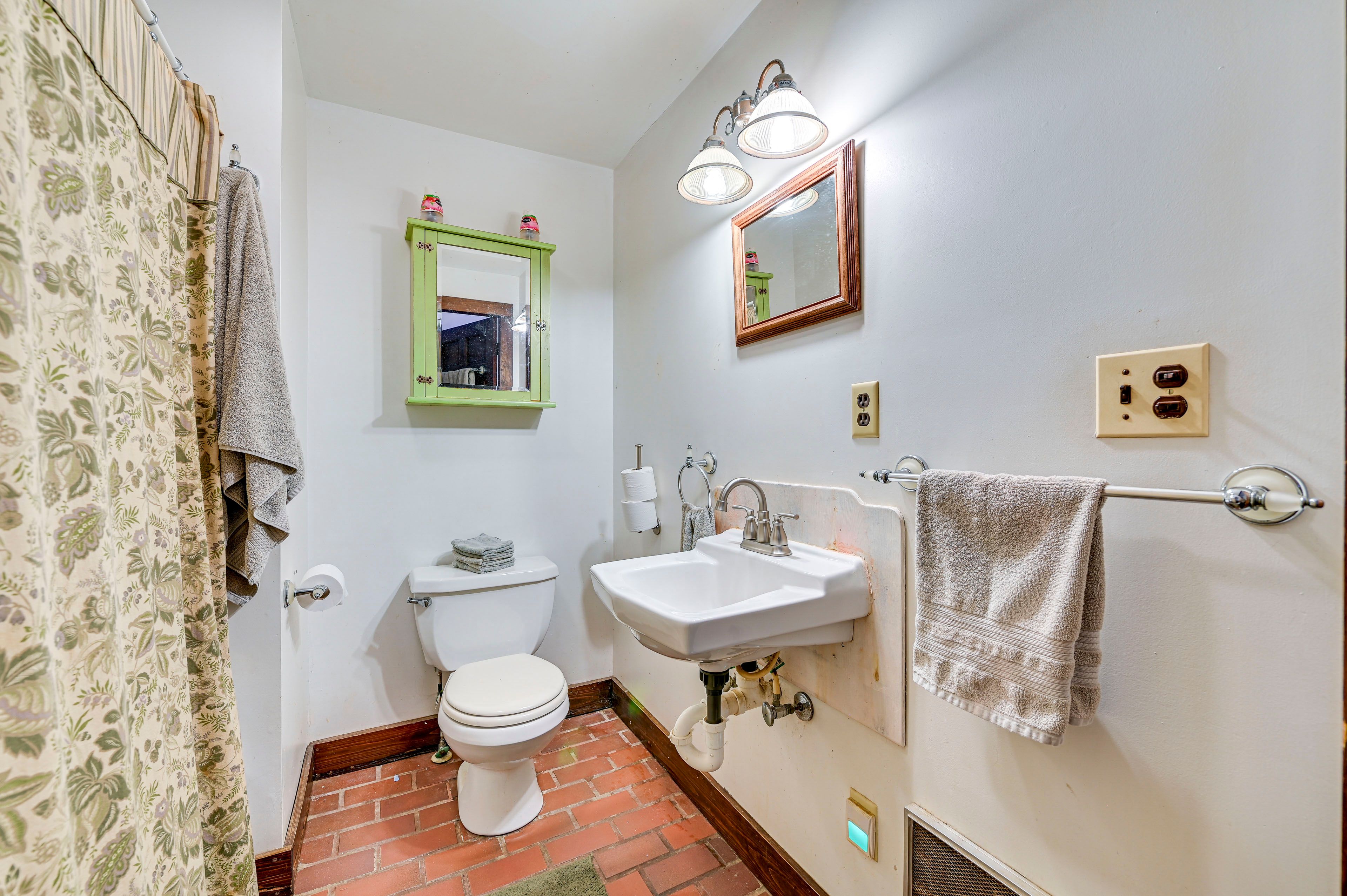 Full Bathroom | 2nd Floor | Shower/Tub Combo | Towels Provided