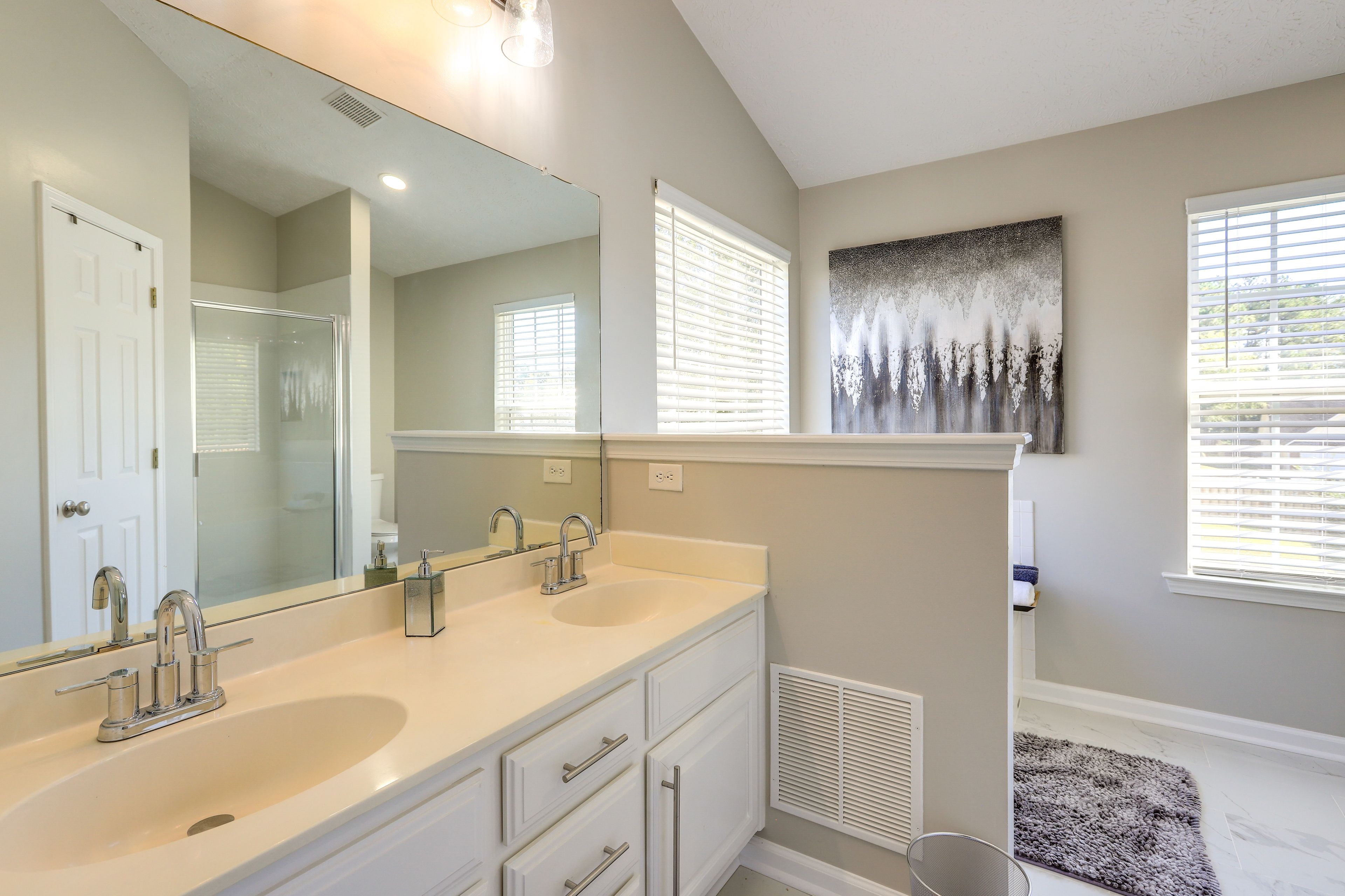 Full Bathroom | 1st Floor | Jetted Tub | Walk-In Shower | Towels Provided