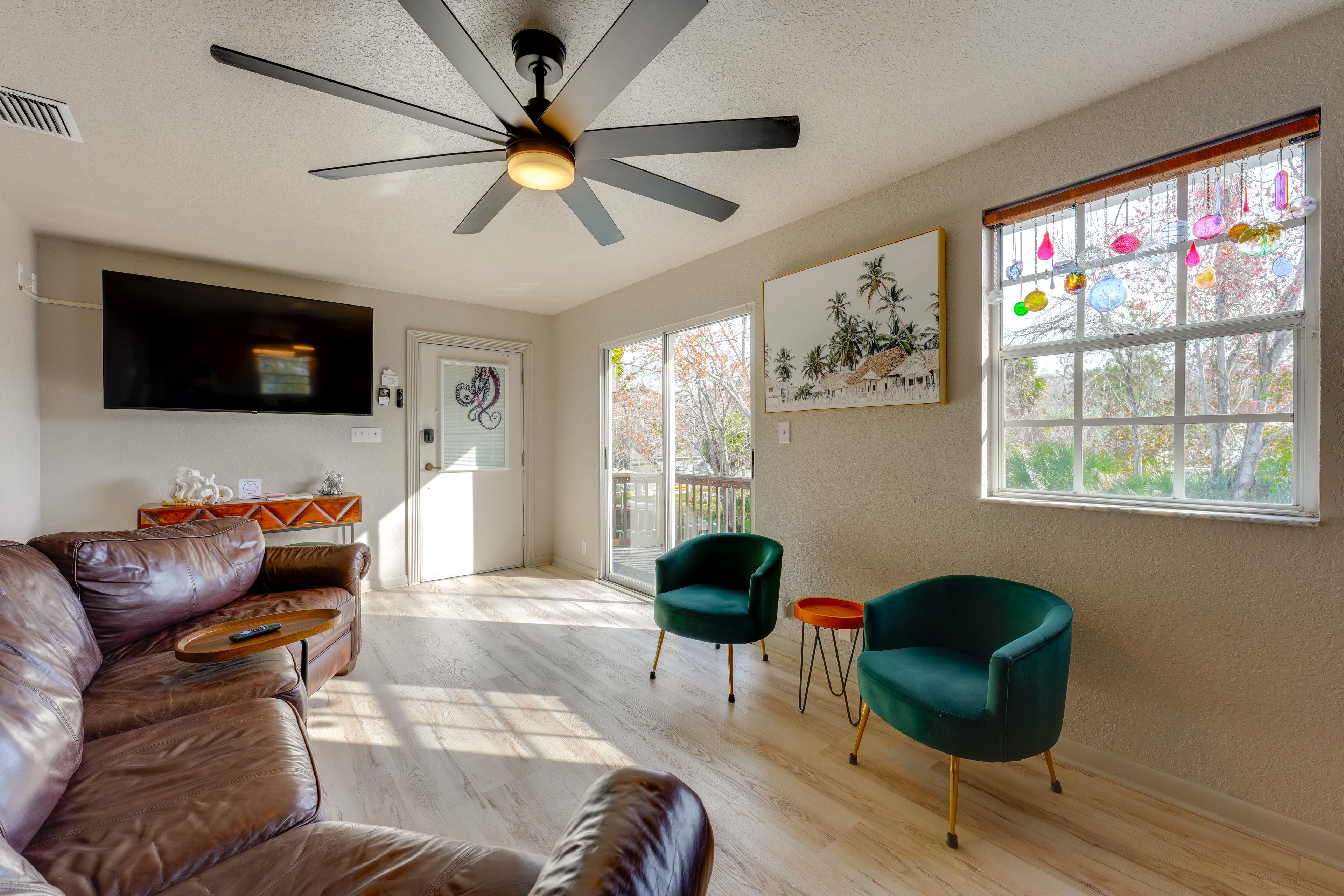 Living Room | Free WiFi | Smart TV | Central A/C & Heating