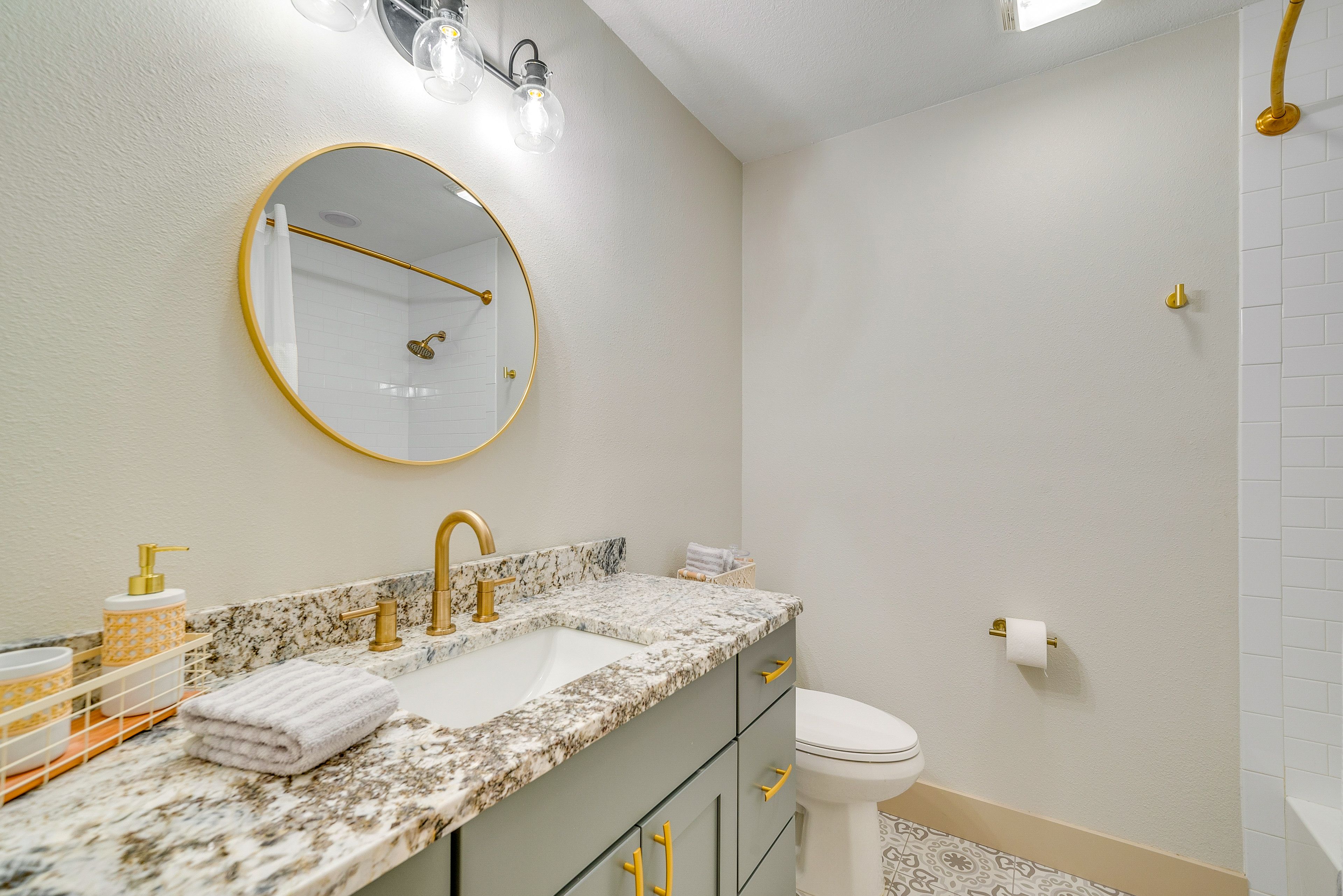 Full Bathroom | Complimentary Toiletries | Hair Dryer