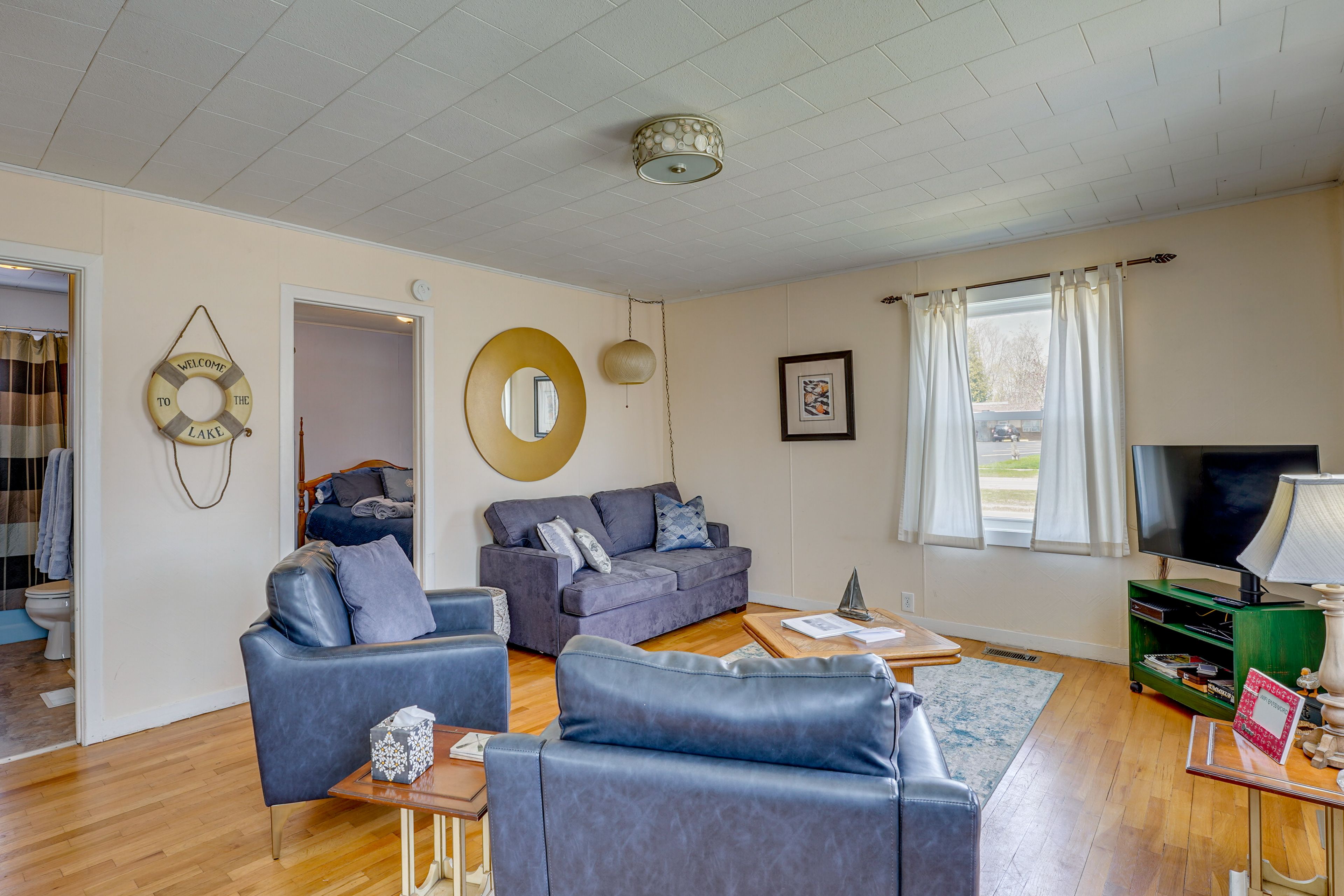 Living Room | Full Sleeper Sofa | Flat-Screen TV w/ Roku