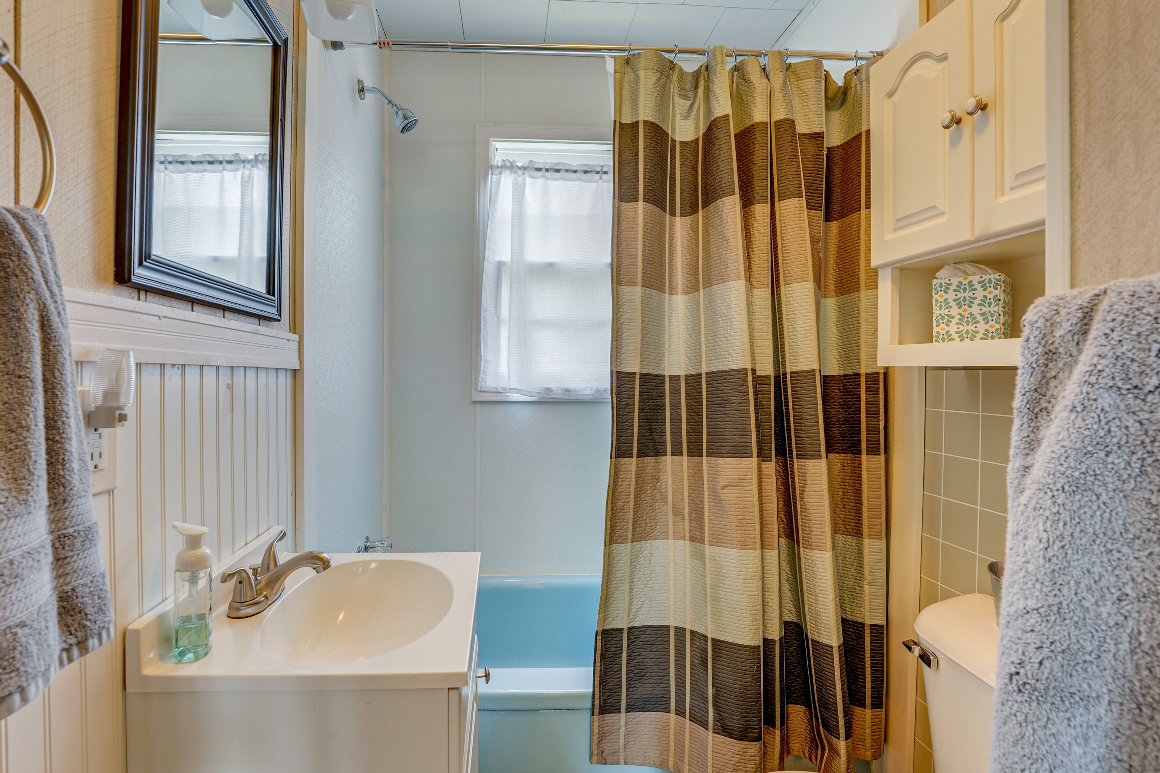 Full Bathroom | Towels Provided