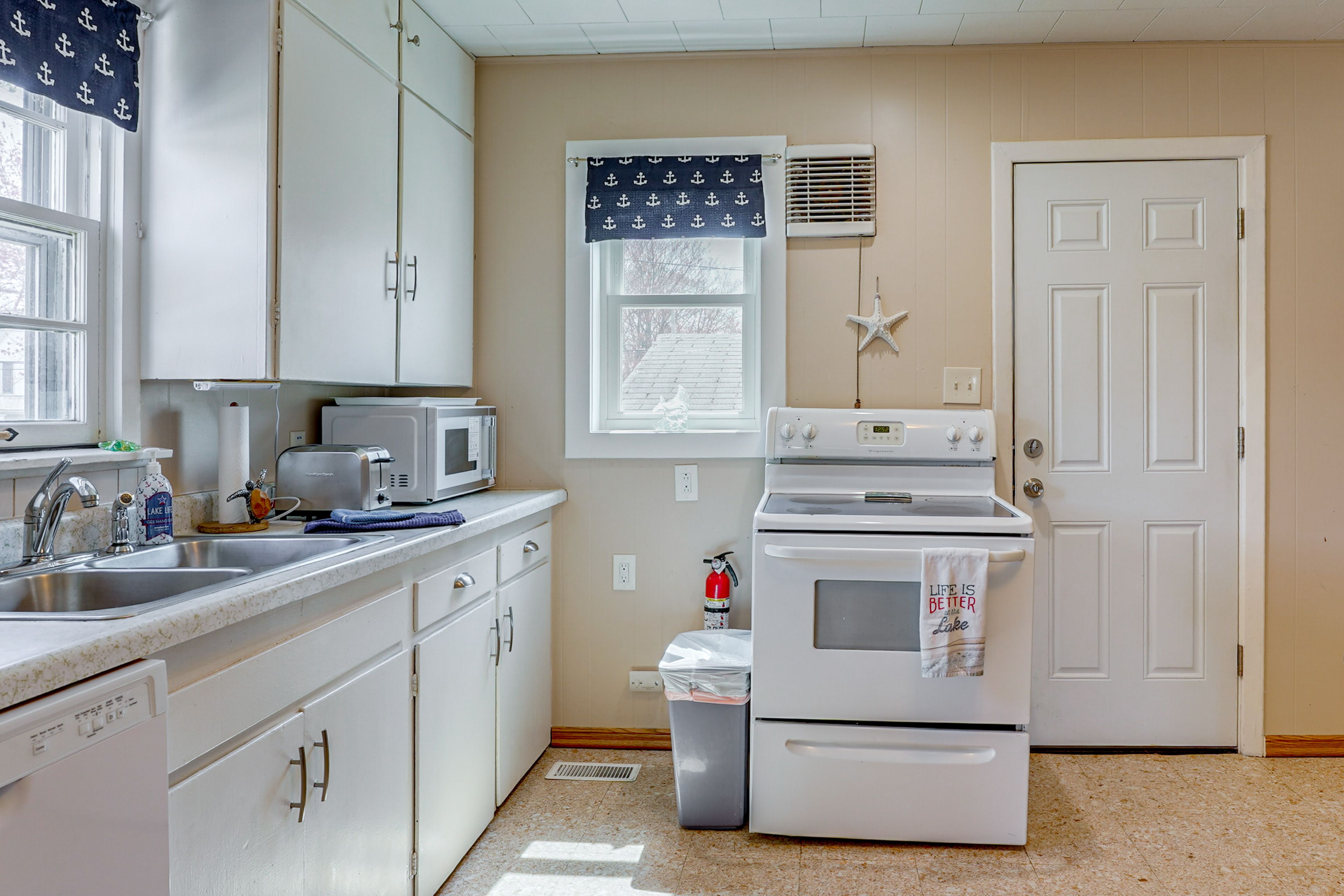 Kitchen | Cooking Basics | Coffee Maker | Paper Towels/Trash Bags Provided