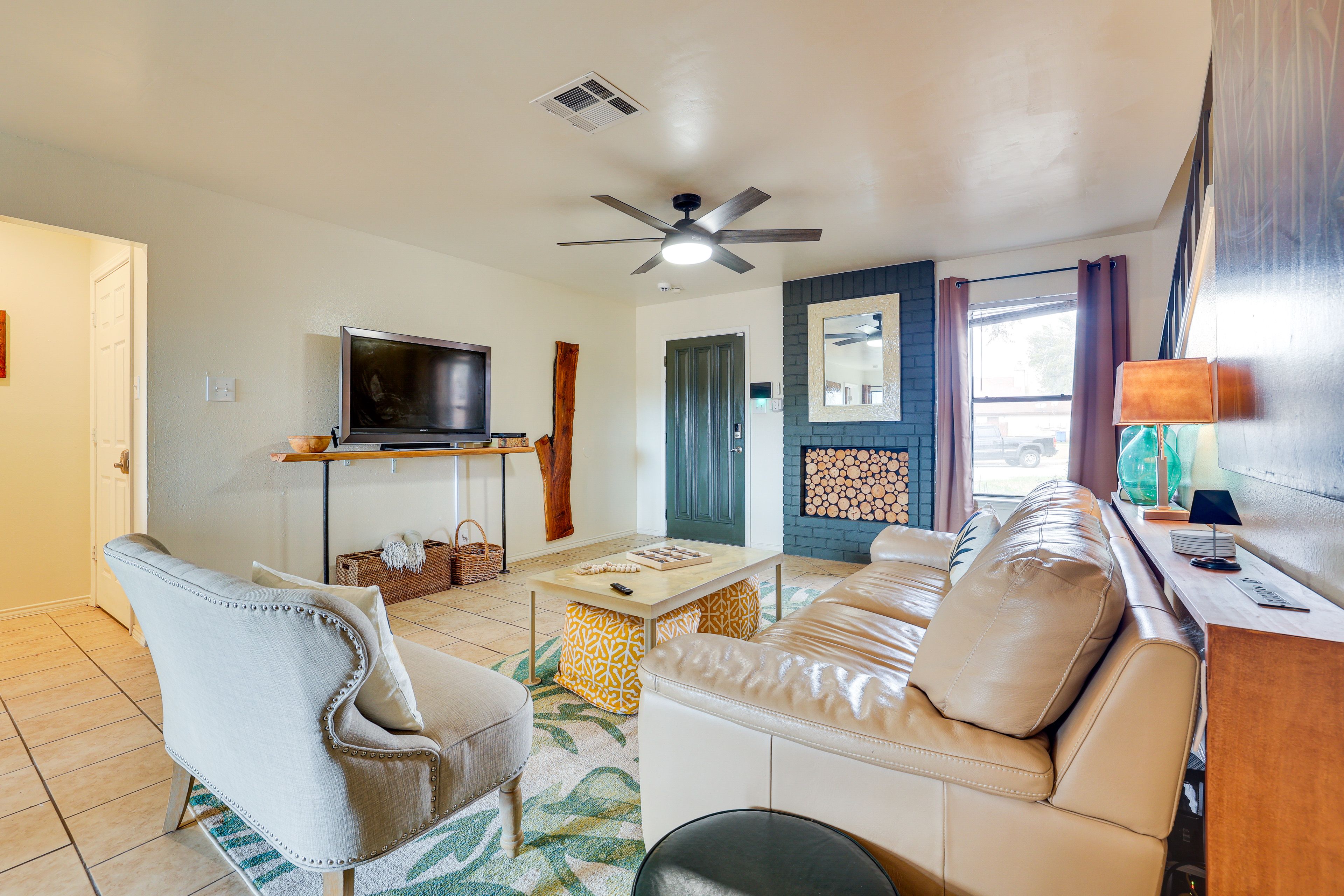 Living Room | Smart TV | Central A/C | Electric Heat