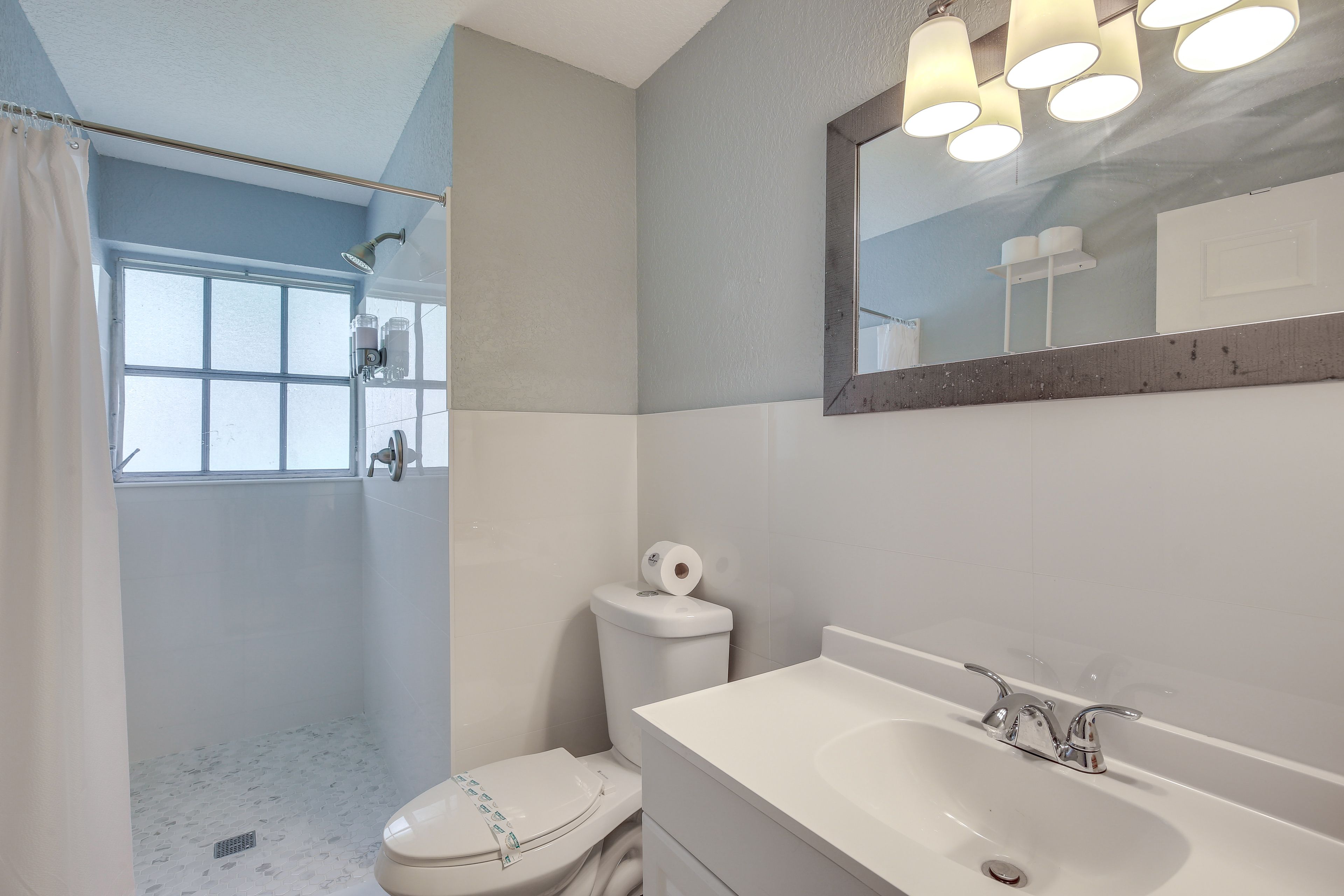 Full Bathroom | Towels Provided