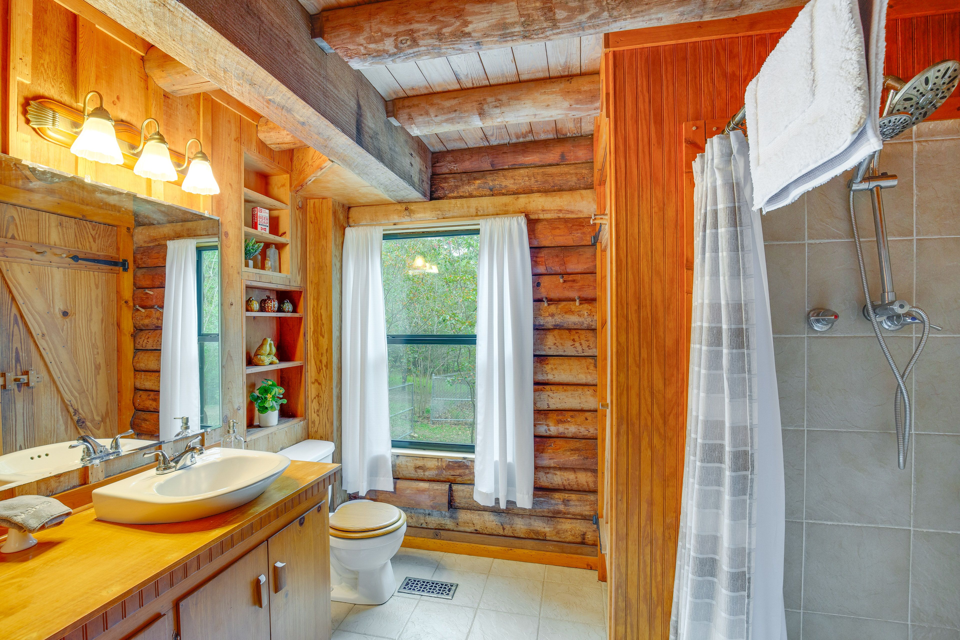 Full Bathroom | 1st Floor | Complimentary Toiletries