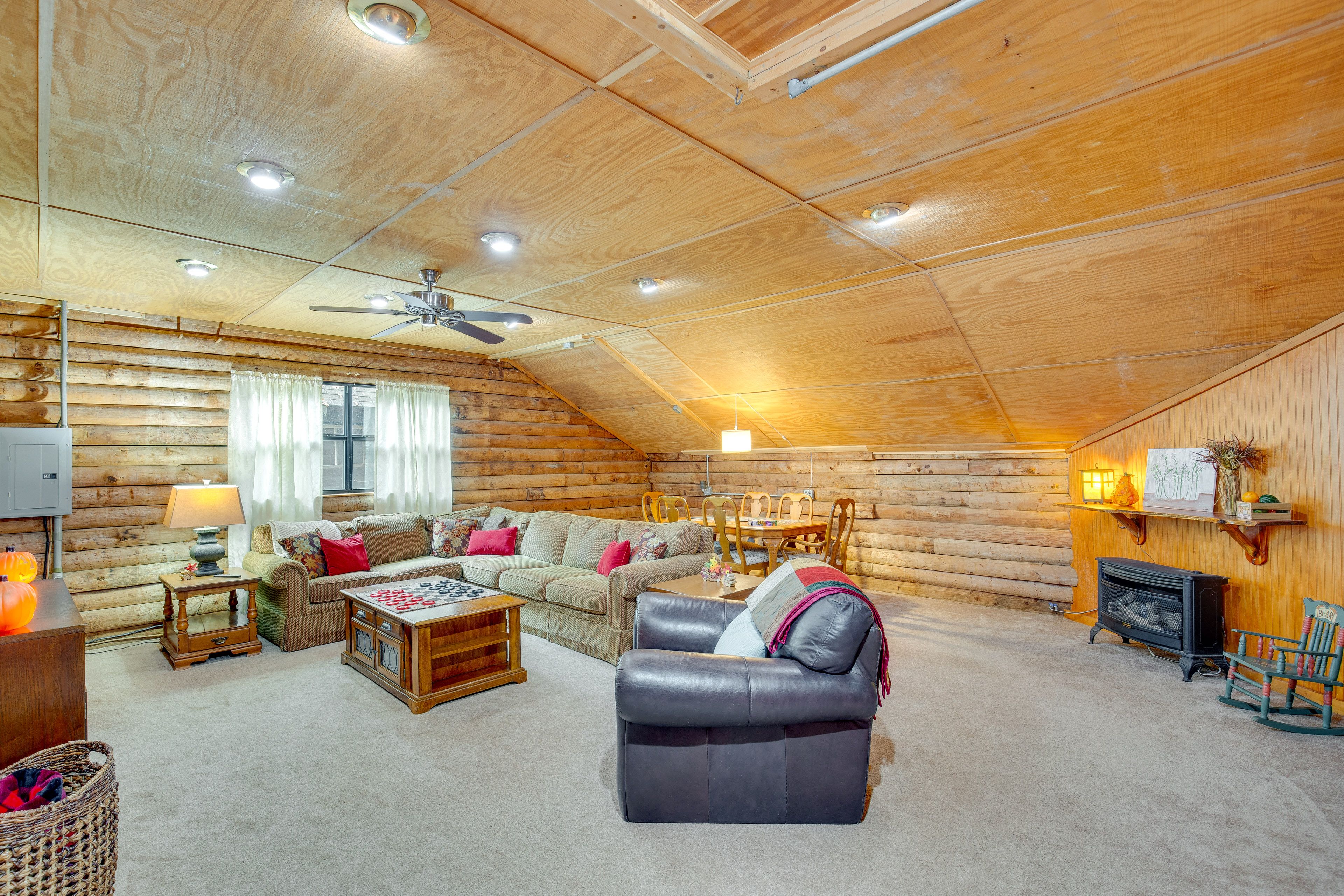 Family Room | Basement Floor | Smart TV | Board Games