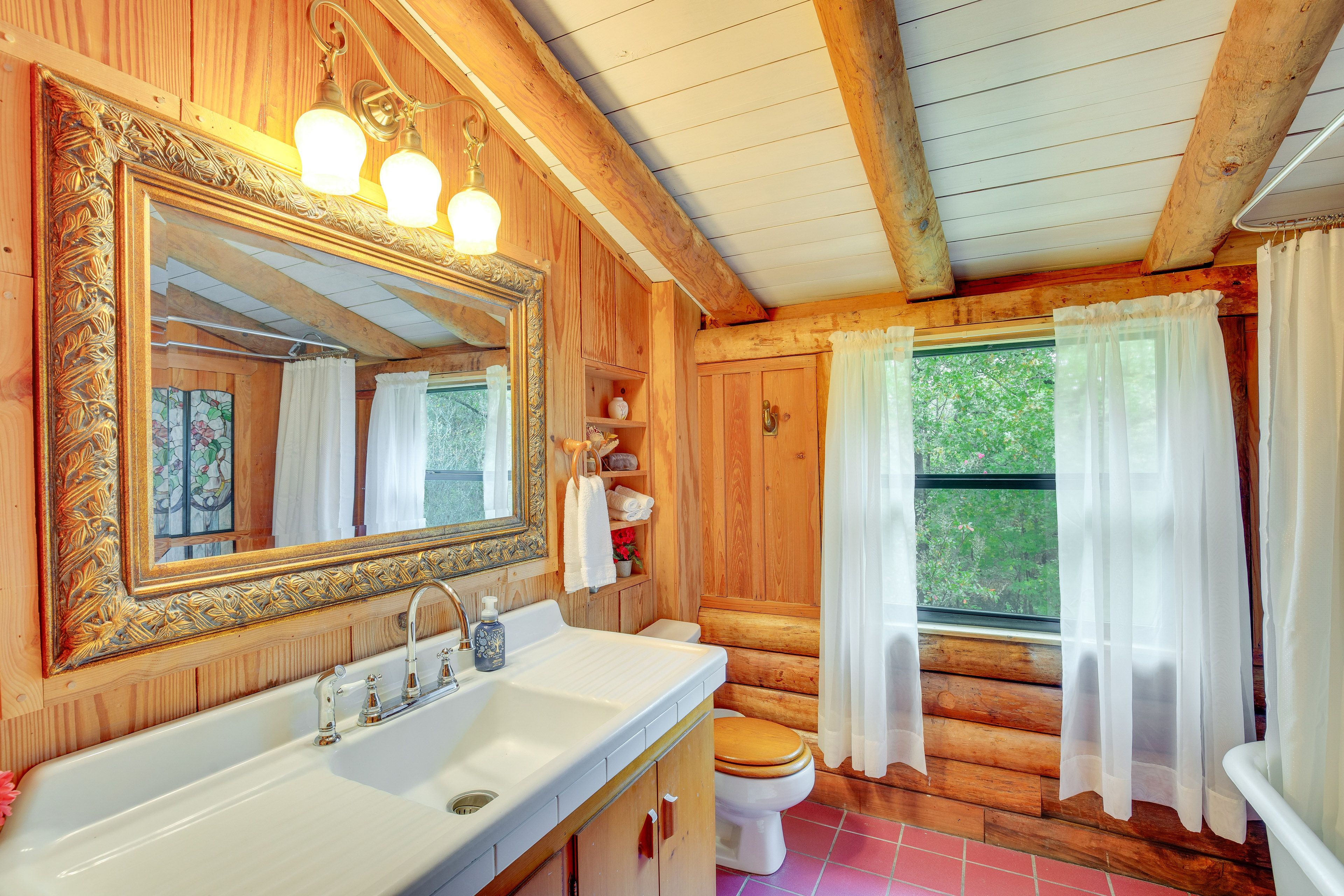 Full Bathroom | 2nd Floor | Towels Provided