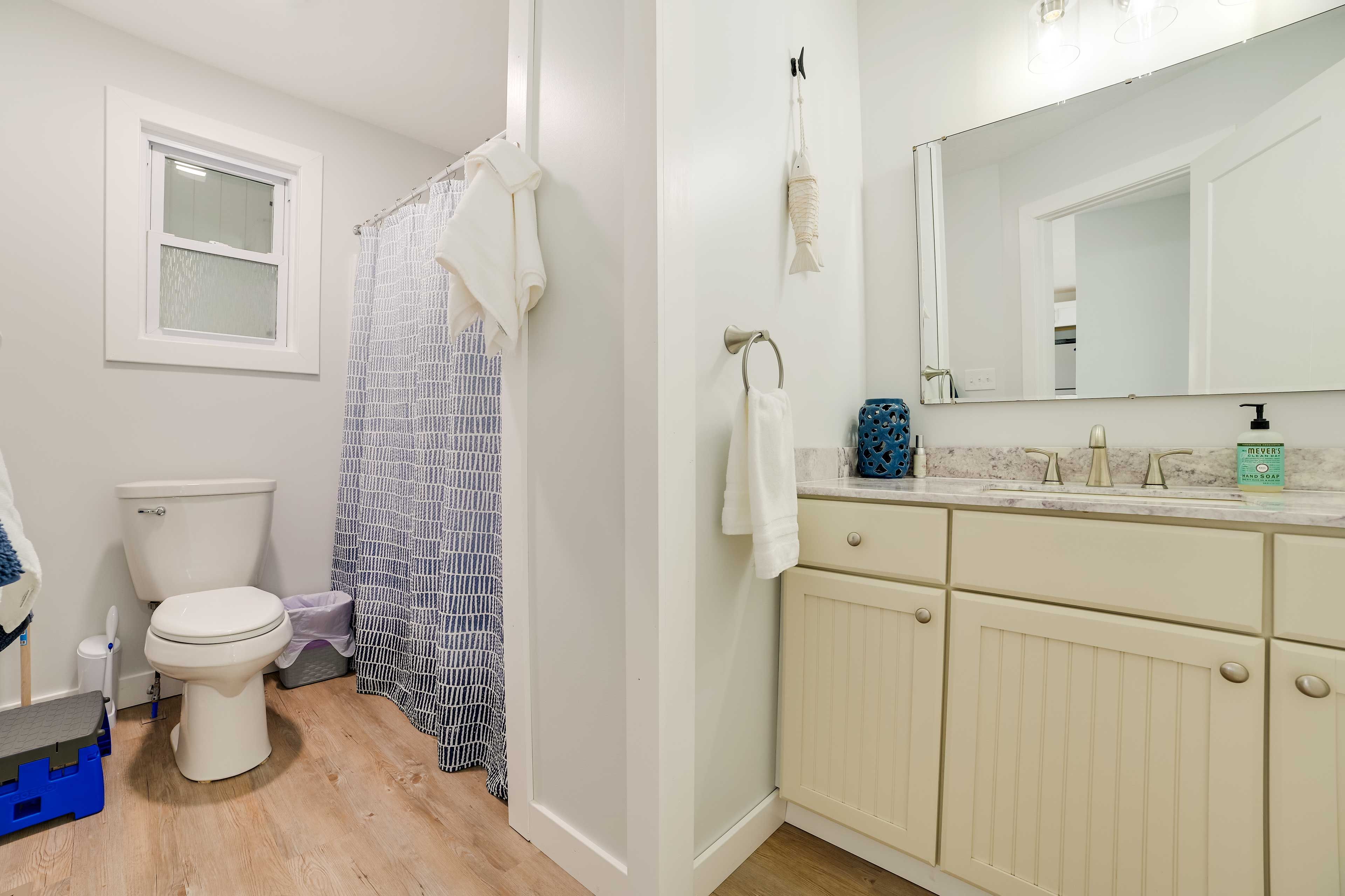 Full Bathroom | Towels Provided