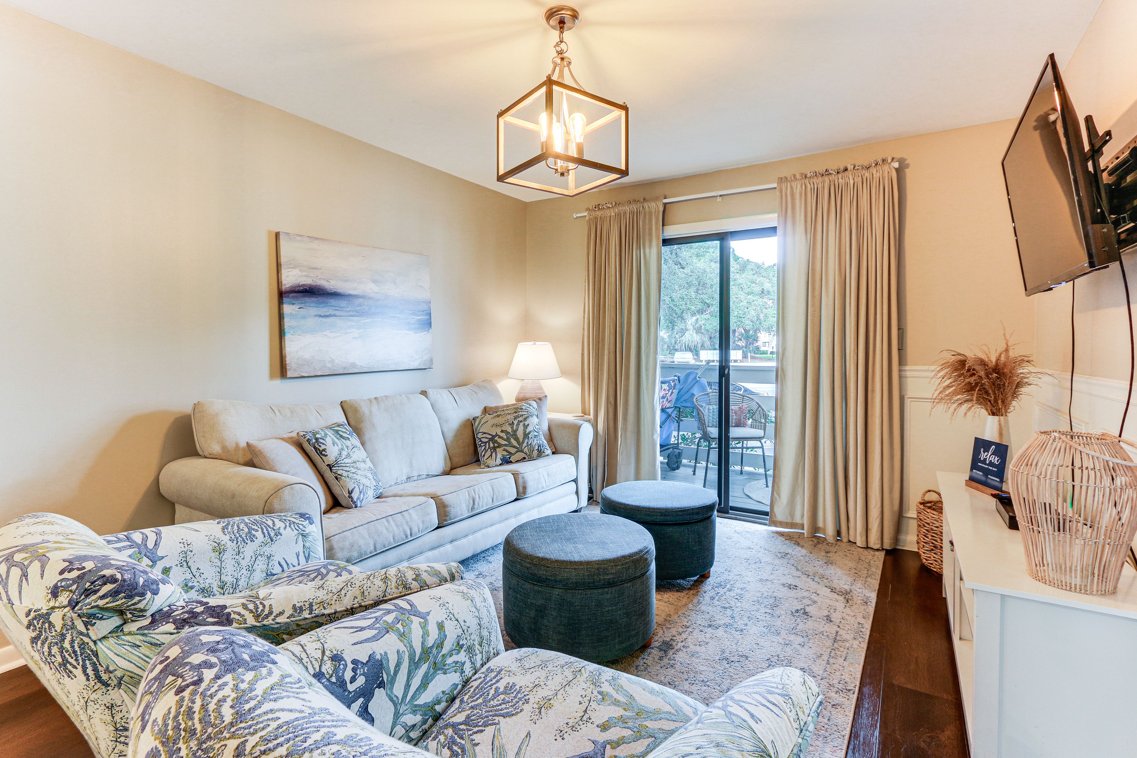 Living Room | Open Floor Plan | Free WiFi