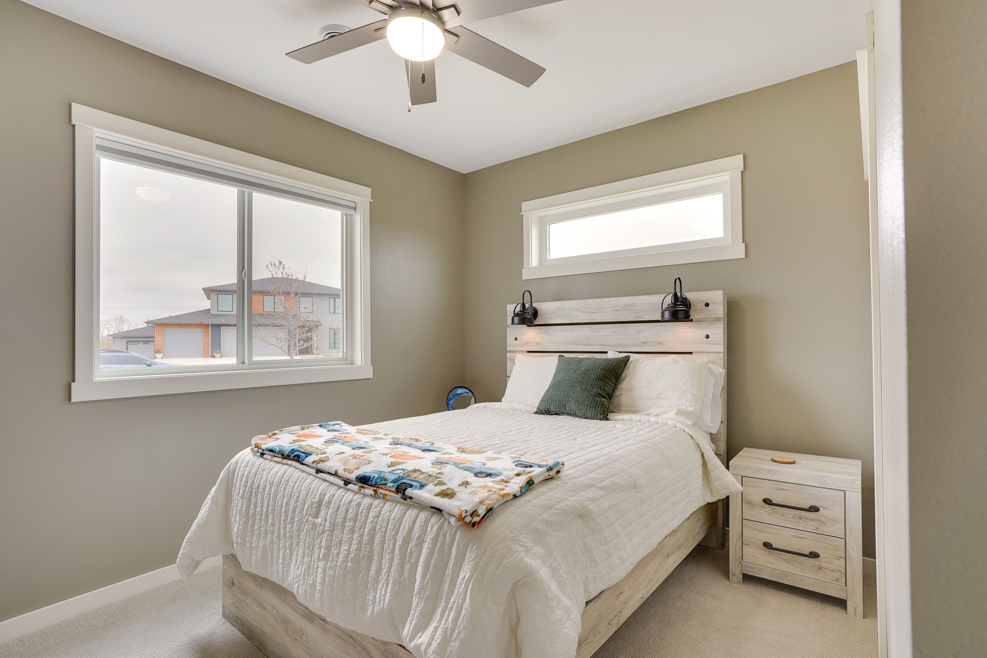 Bedroom 3 | Queen Bed