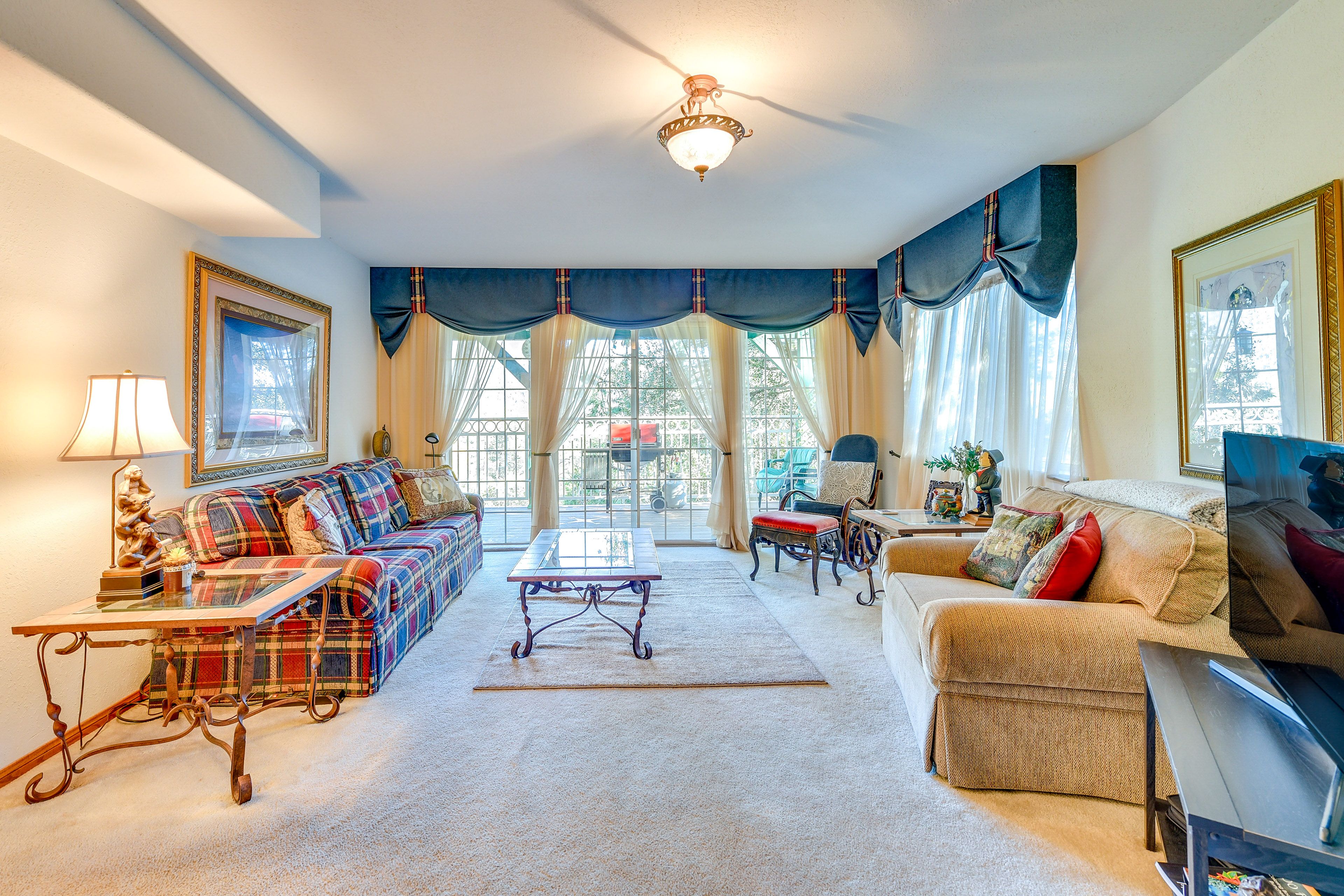 Living Room | Smart TV | Free WiFi | Decorative Stove
