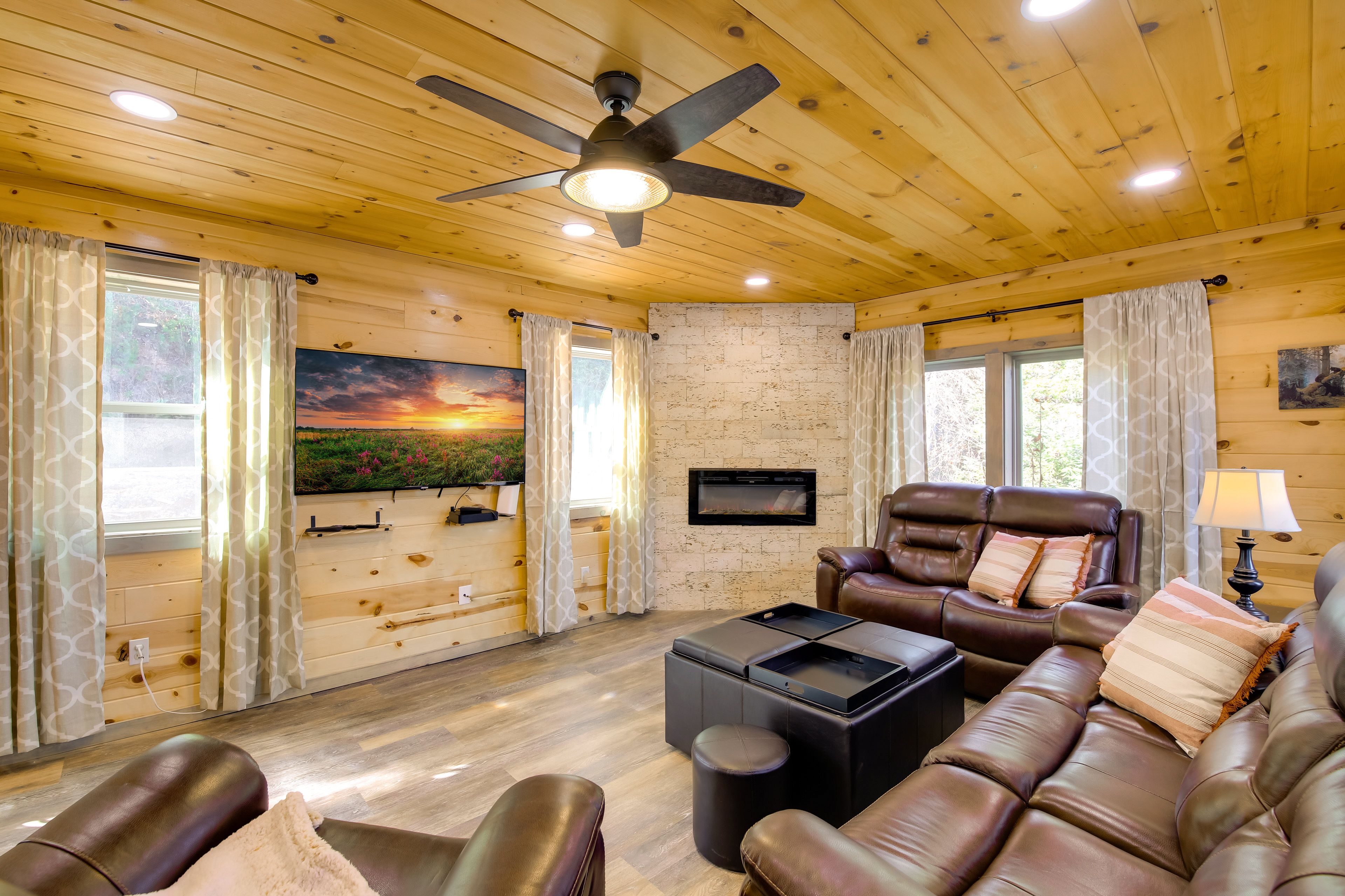 Living Room | Free WiFi | Central A/C & Heat | Smart TV