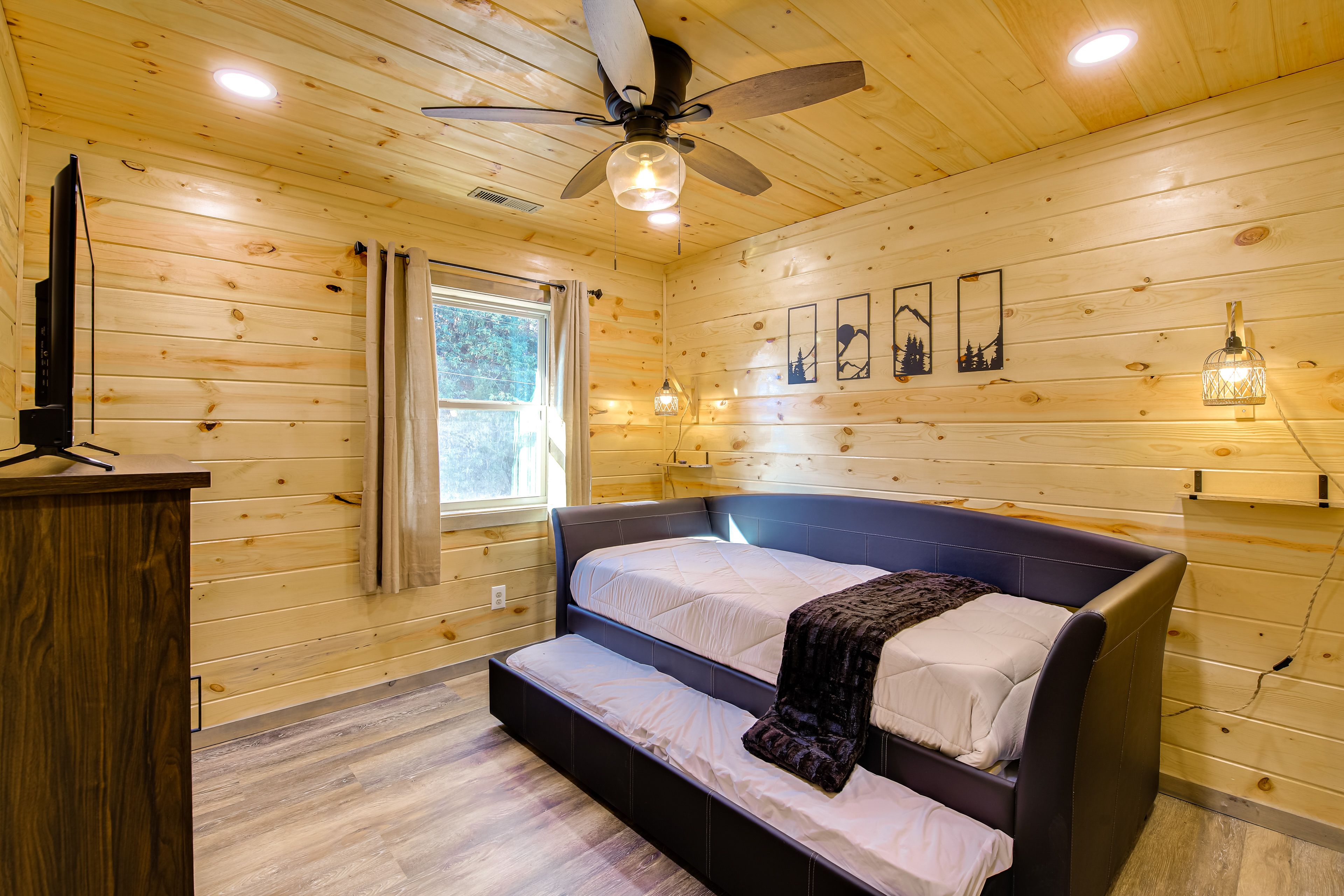 Bonus Room | Twin Bed w/ Twin Trundle