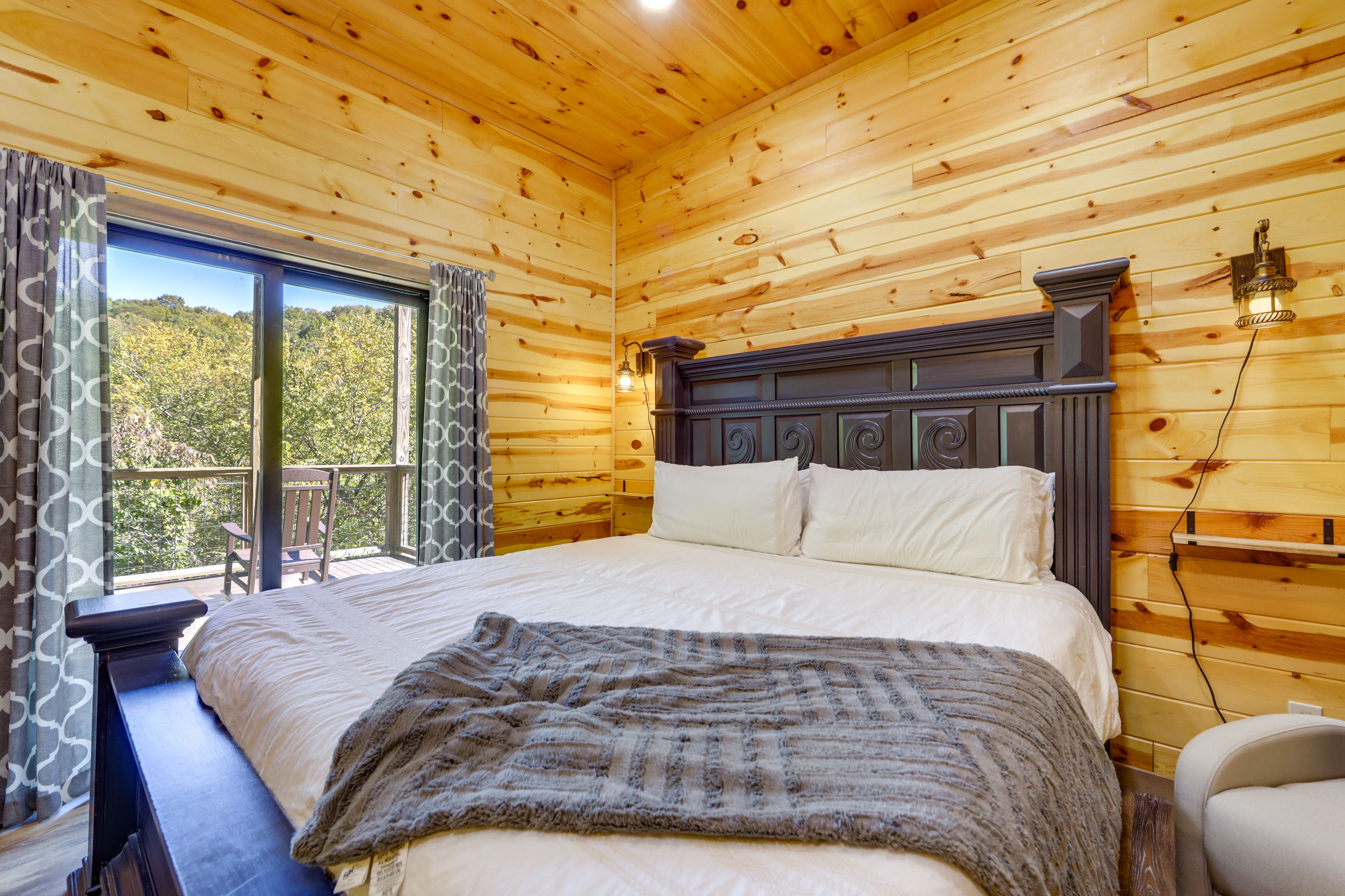 Bedroom 1 | King Bed