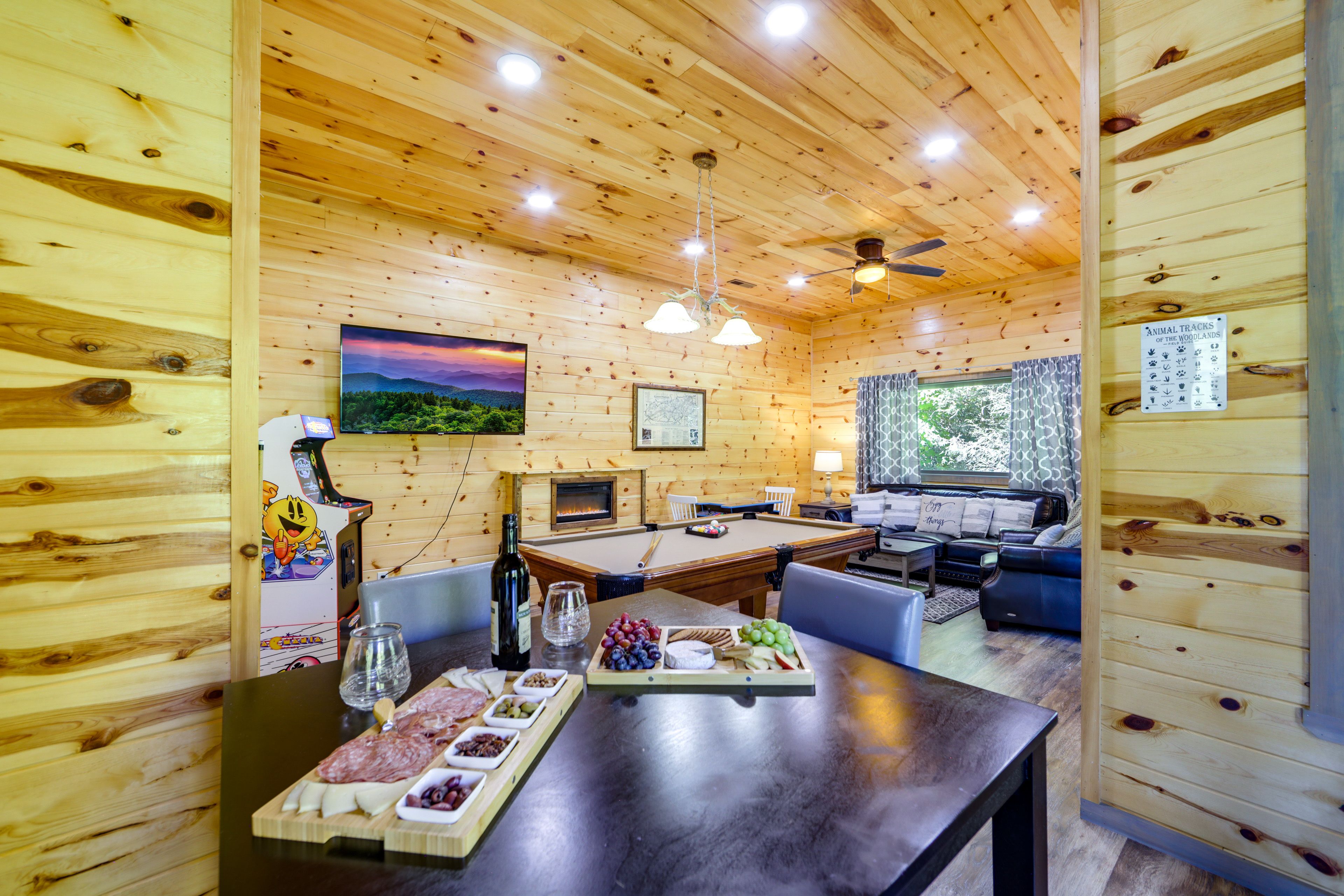 Game Room | Queen Sleeper Sofa | Smart TV