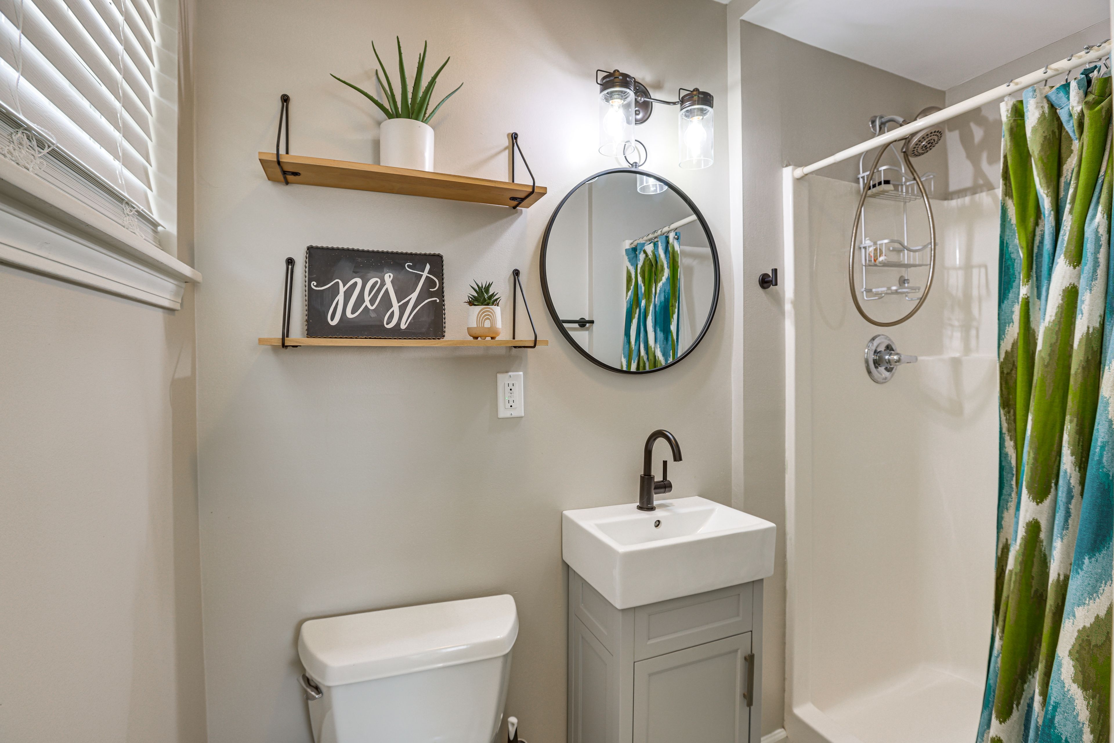 Full Bathroom | Towels Provided