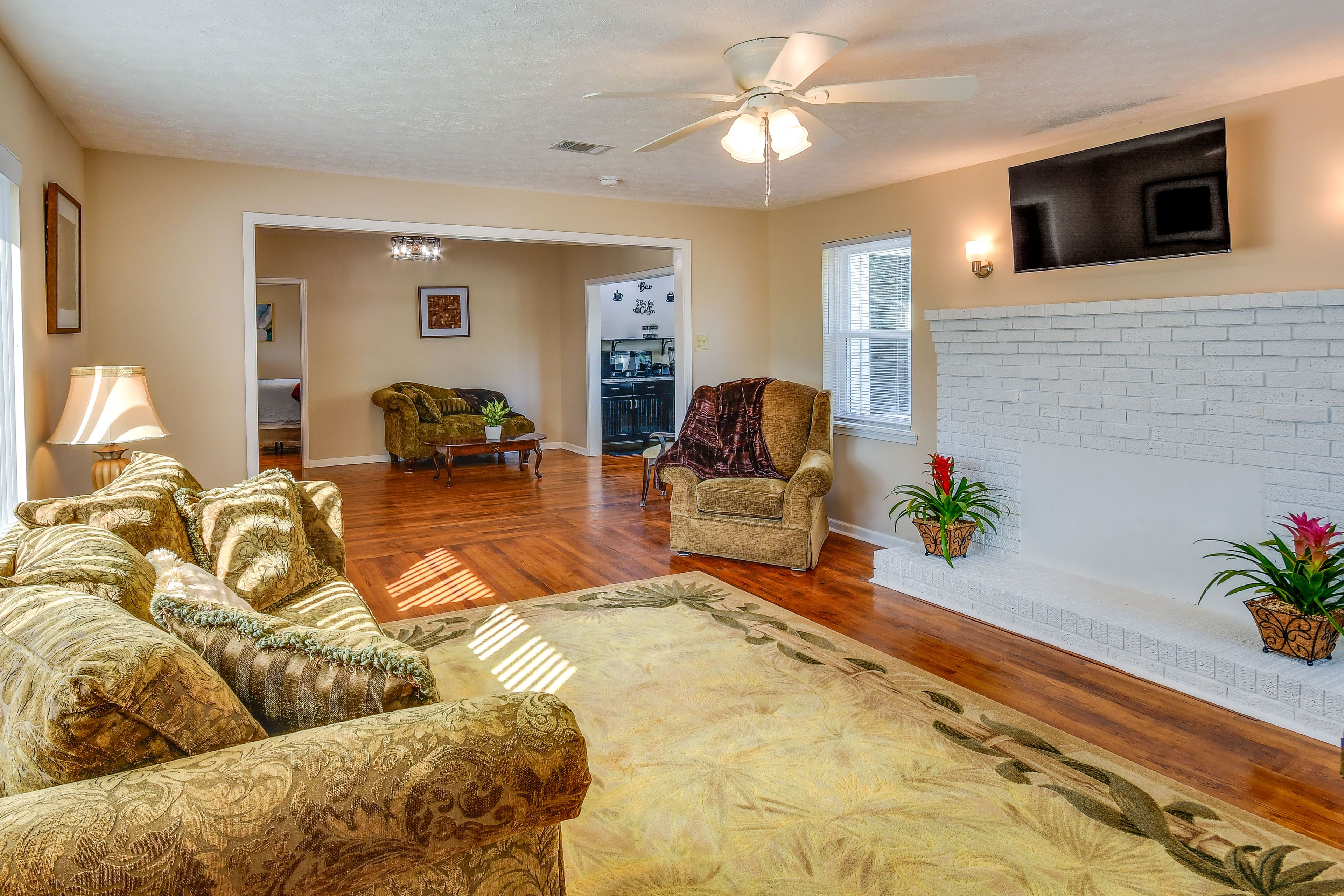 Living Room | Smart TV | Central Heat & A/C | Free WiFi