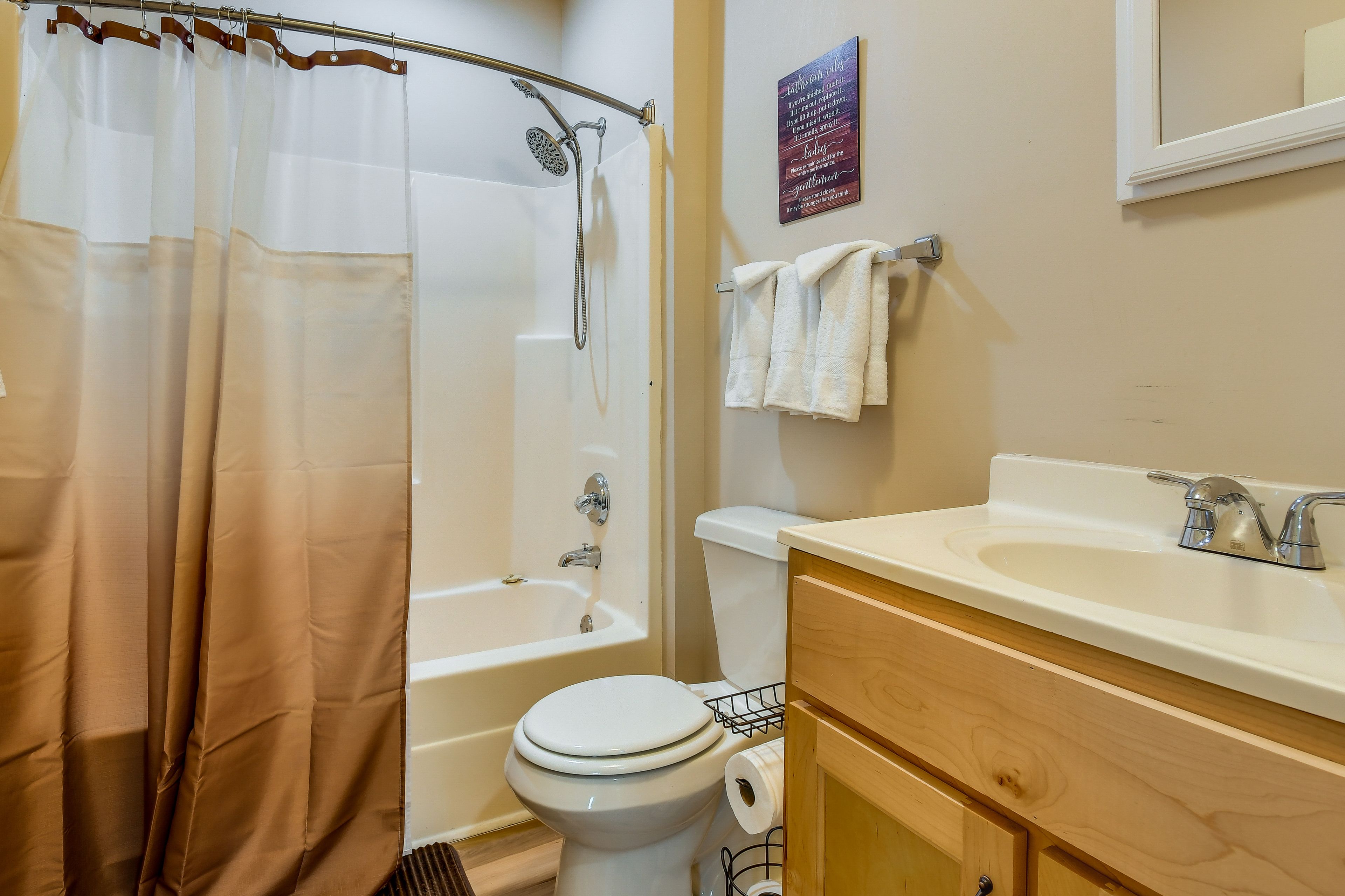 Full Bathroom | Towels Provided | Complimentary Toiletries