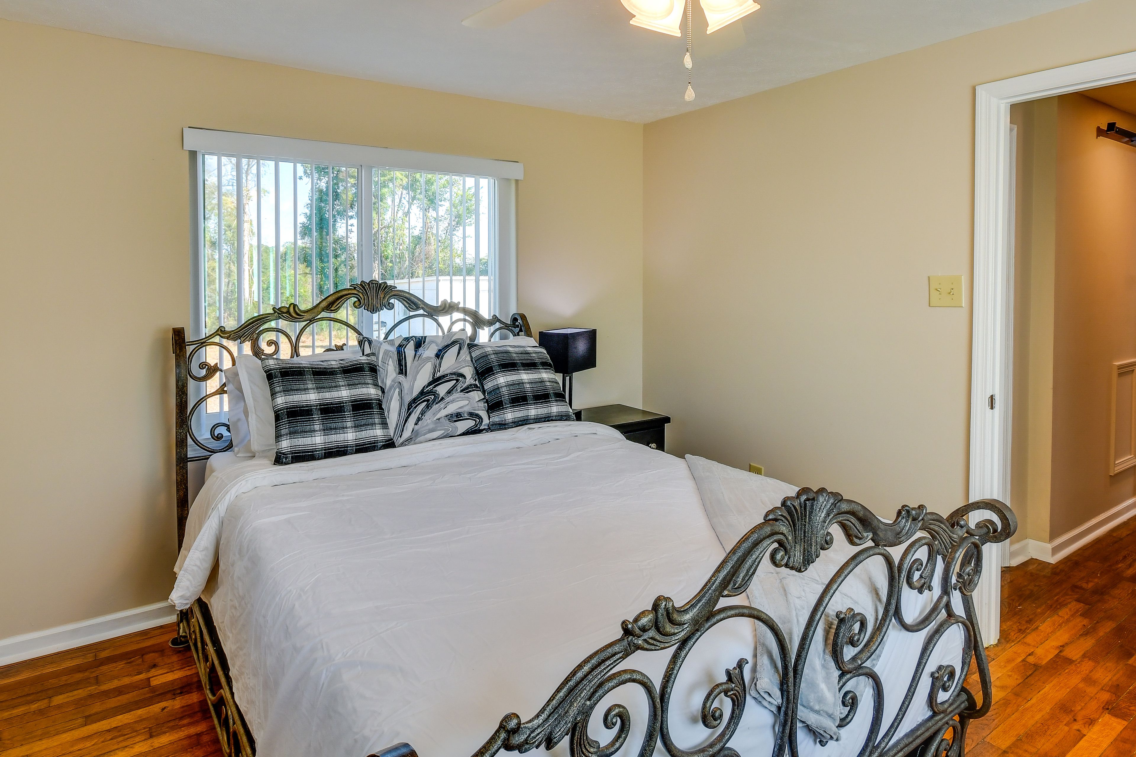 Bedroom 4 | Queen Bed