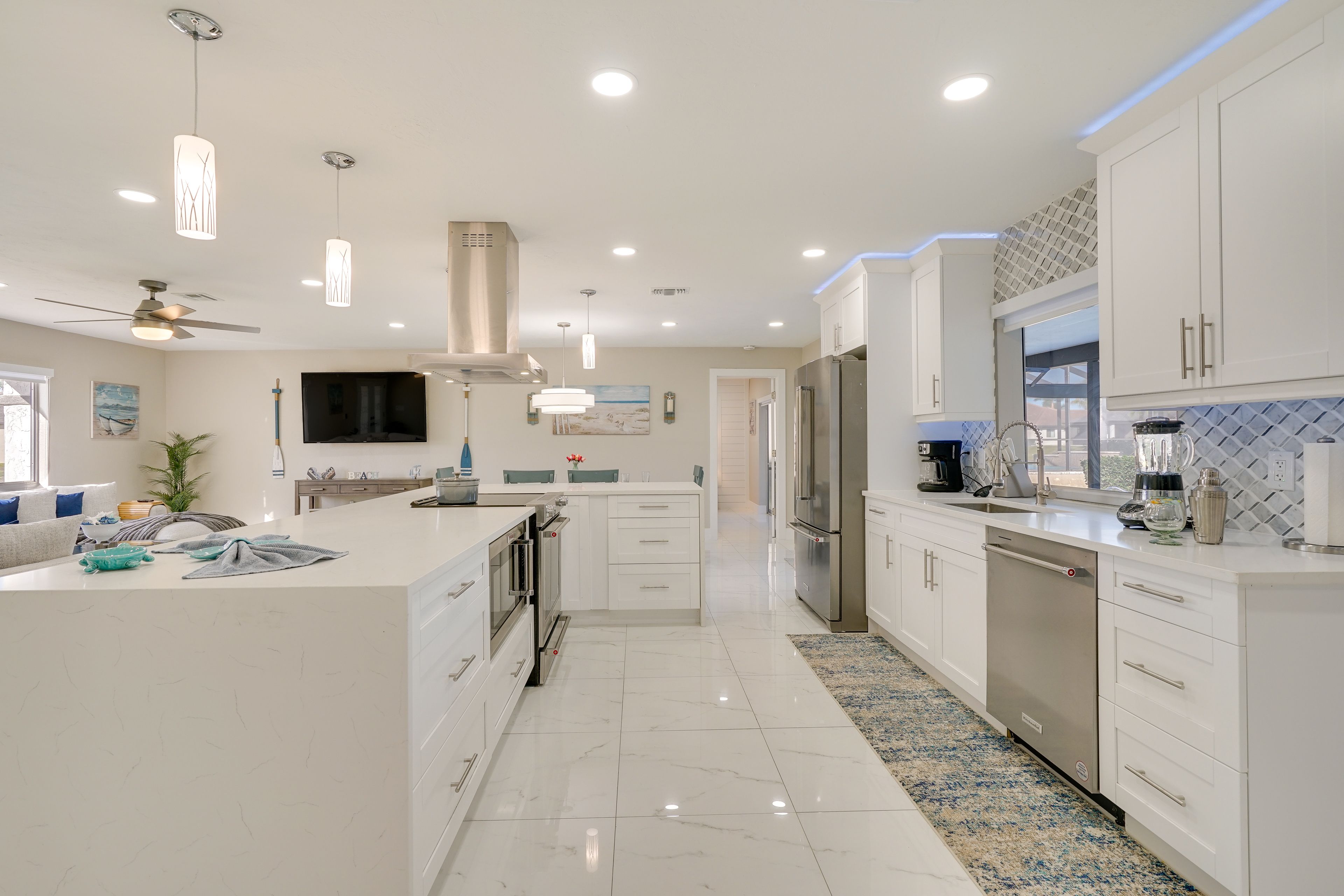Kitchen | Coffee Maker | Paper Towels/Trash Bags Provided