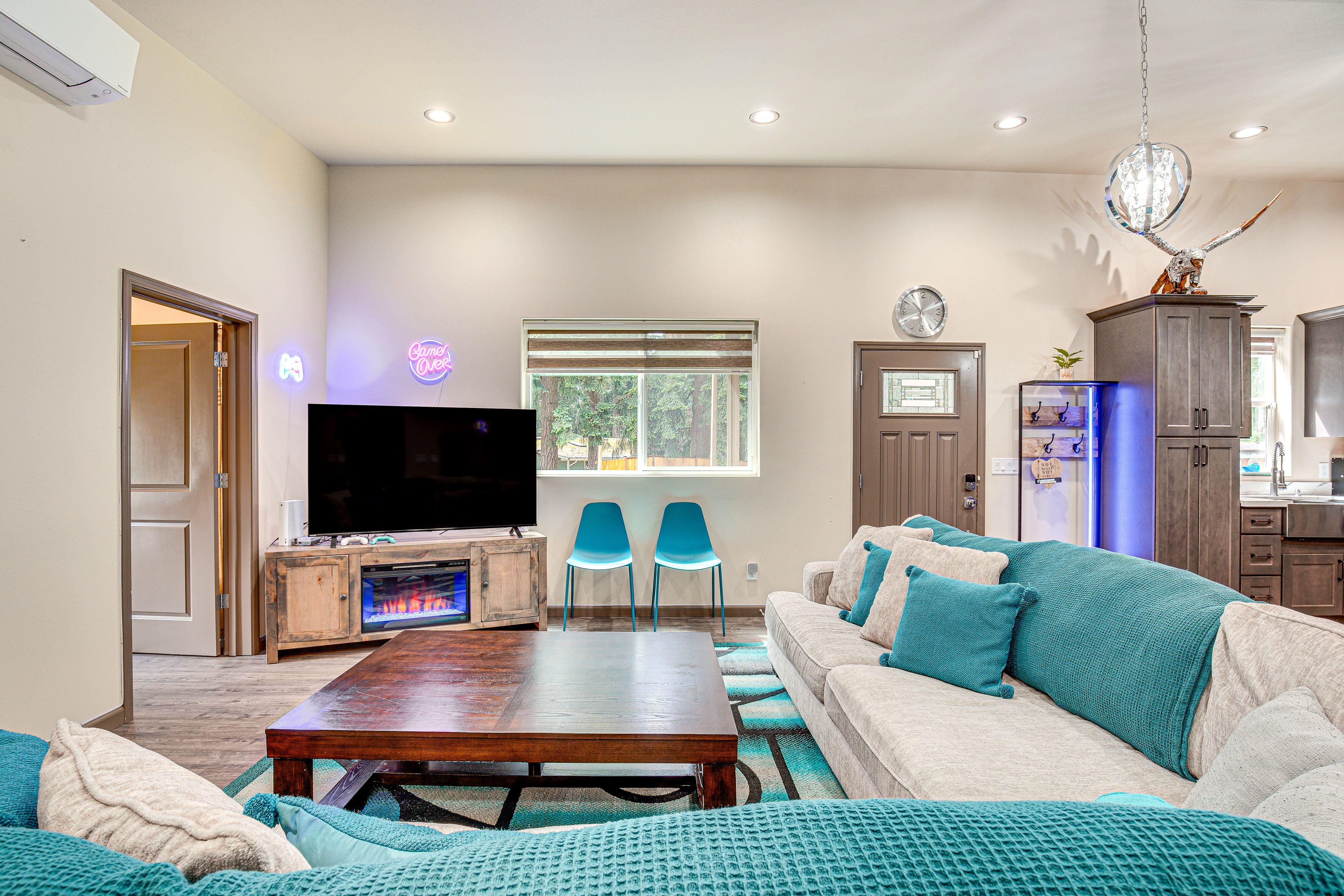 Living Room | Free WiFi | Smart TV | Xbox Series S | Karaoke Machine | A/C Unit