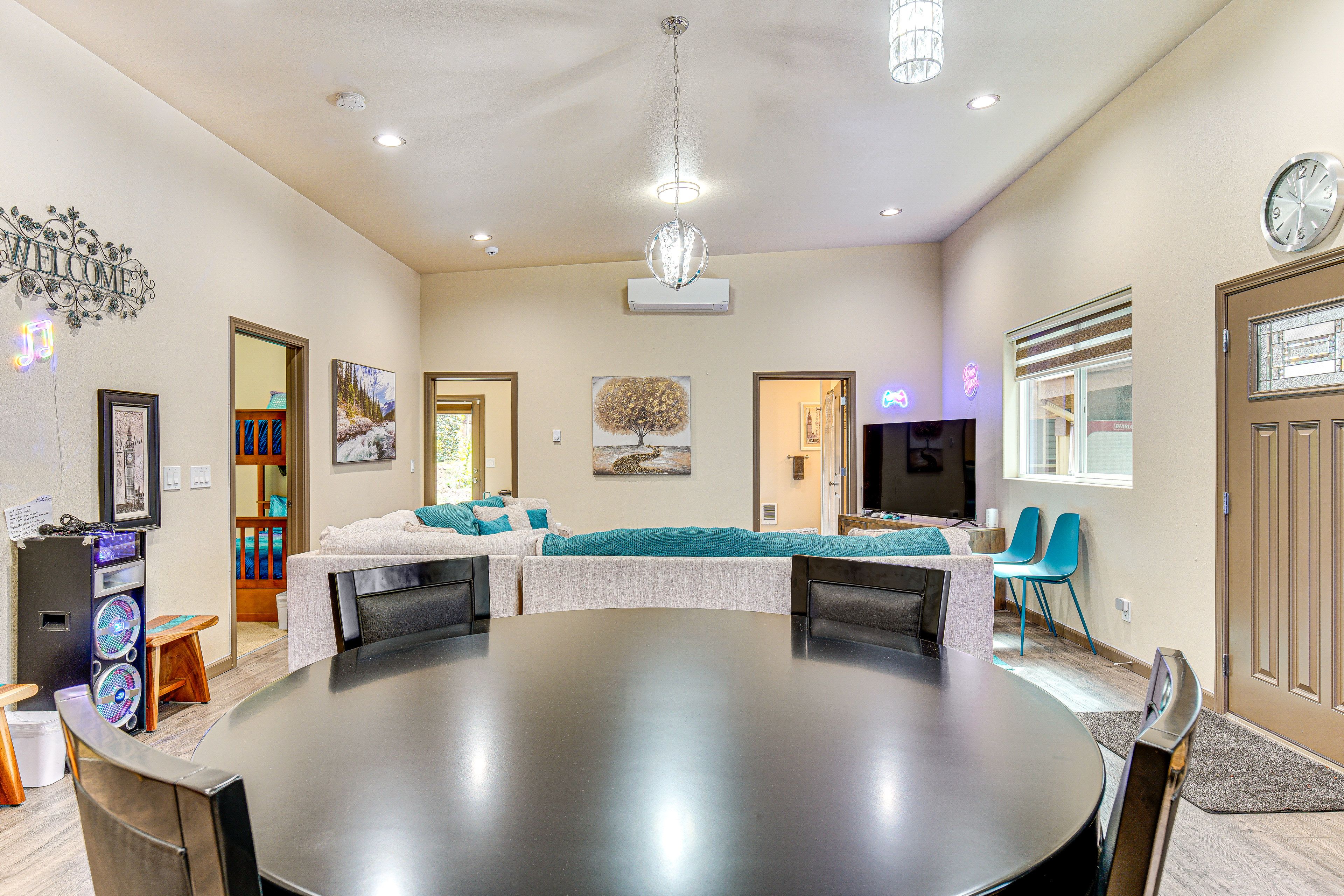 Dining Area | Dishware/Flatware Provided
