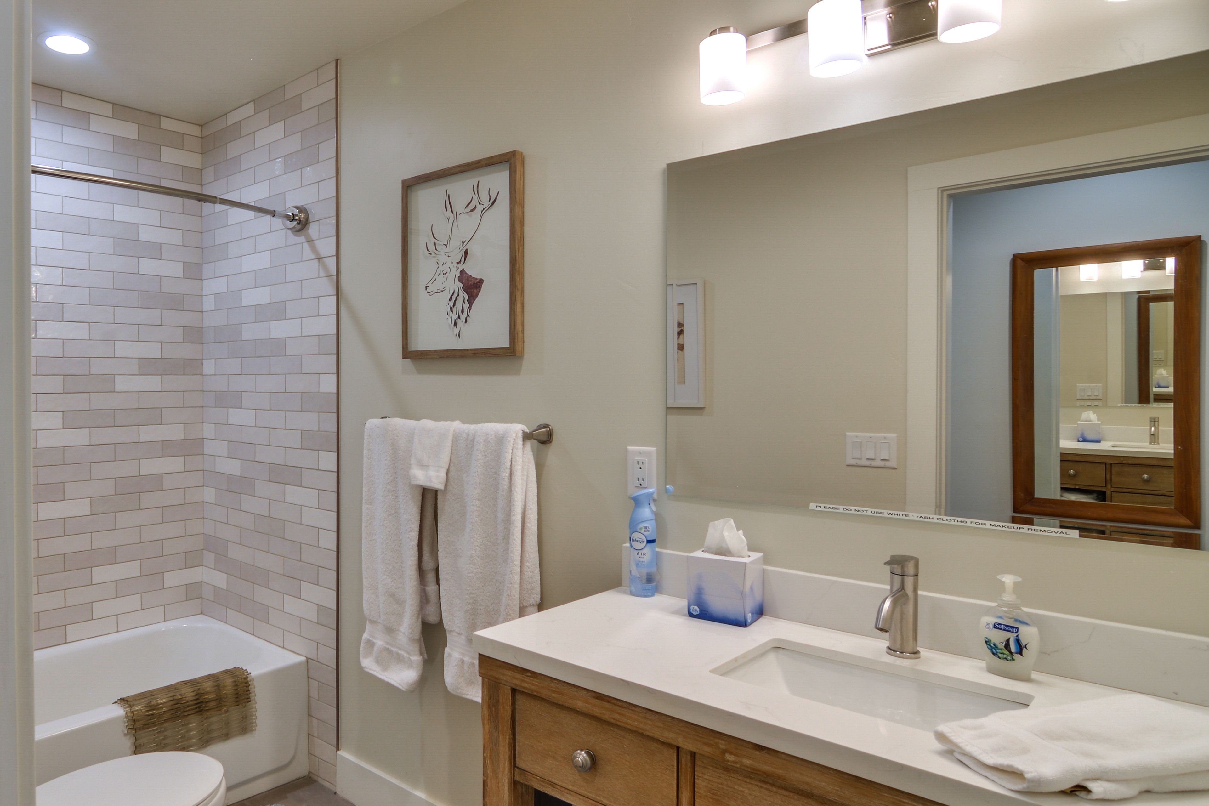 Full Bathroom | Main Level | Complimentary Toiletries