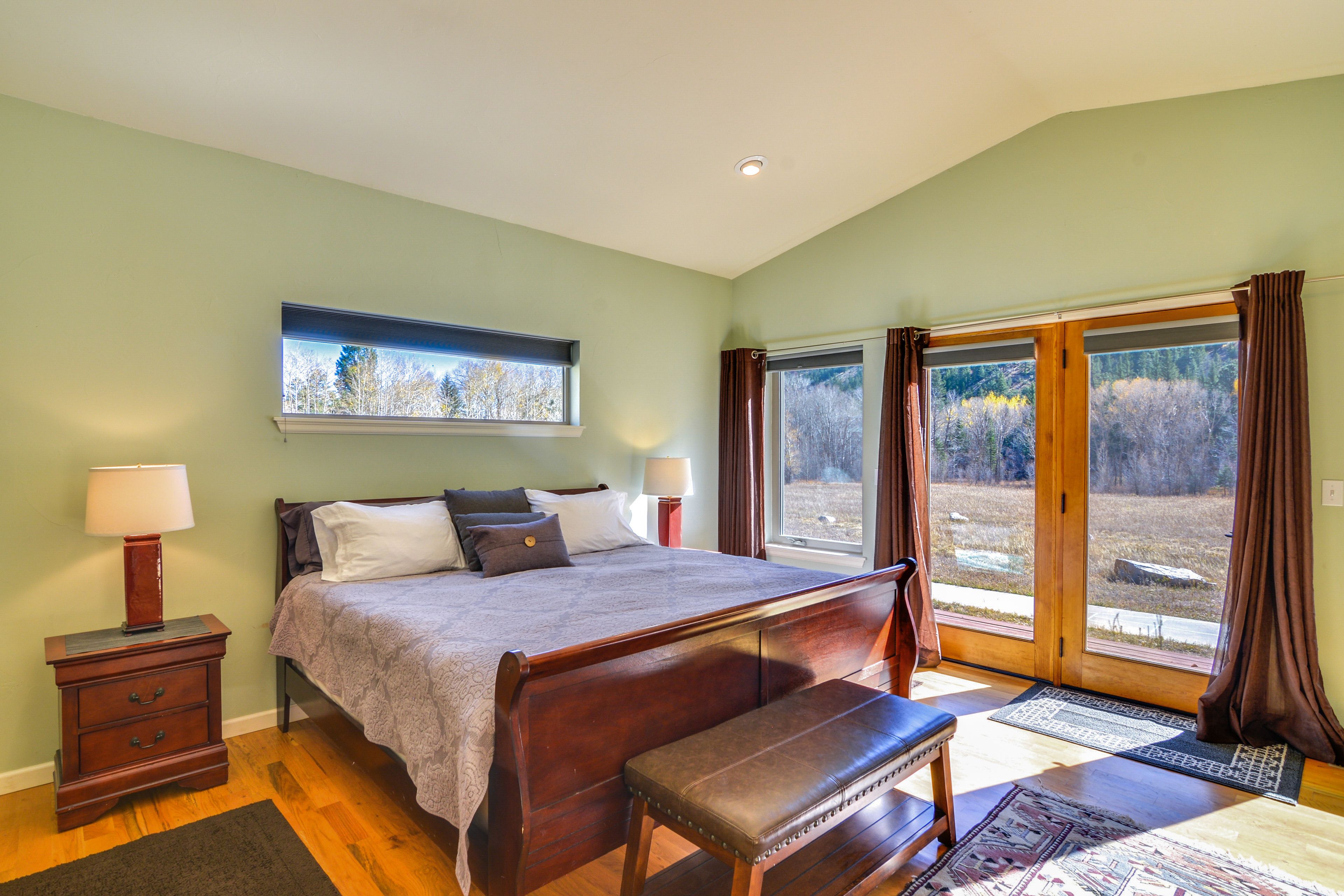 Bedroom 1 | Main Level | California King Bed | Smart TV | En-Suite Bathroom