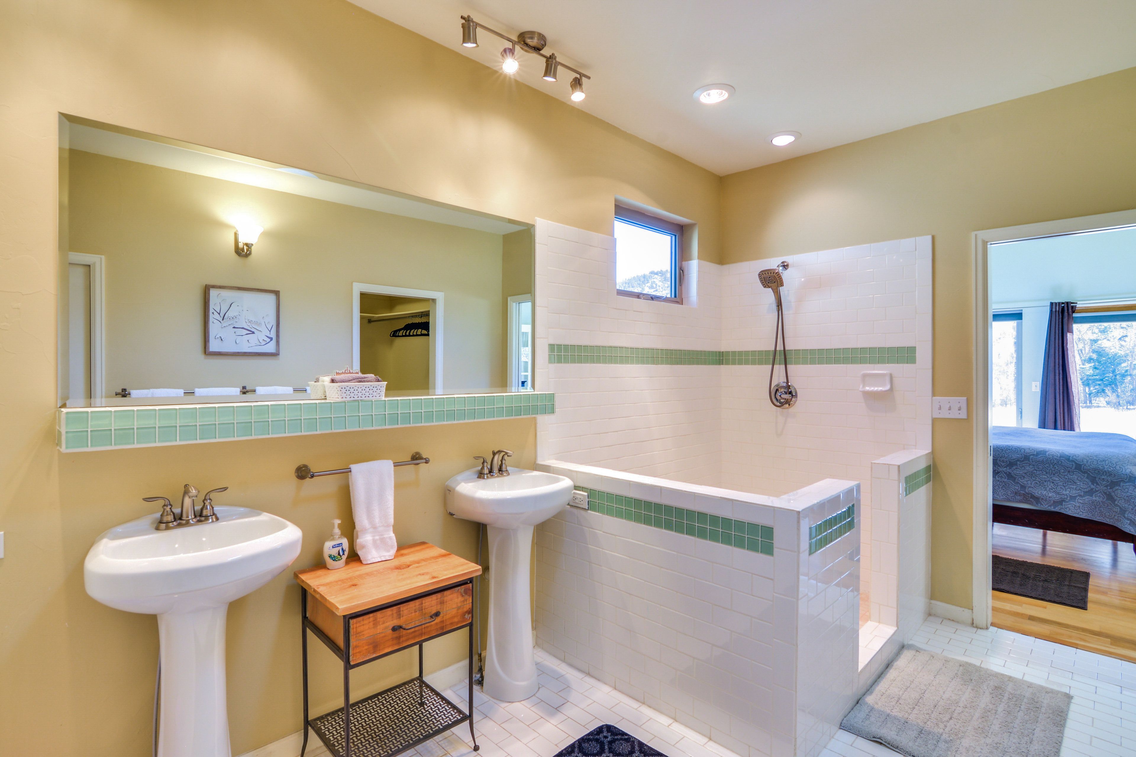 En-Suite Bathroom | Main Level | Towels Provided