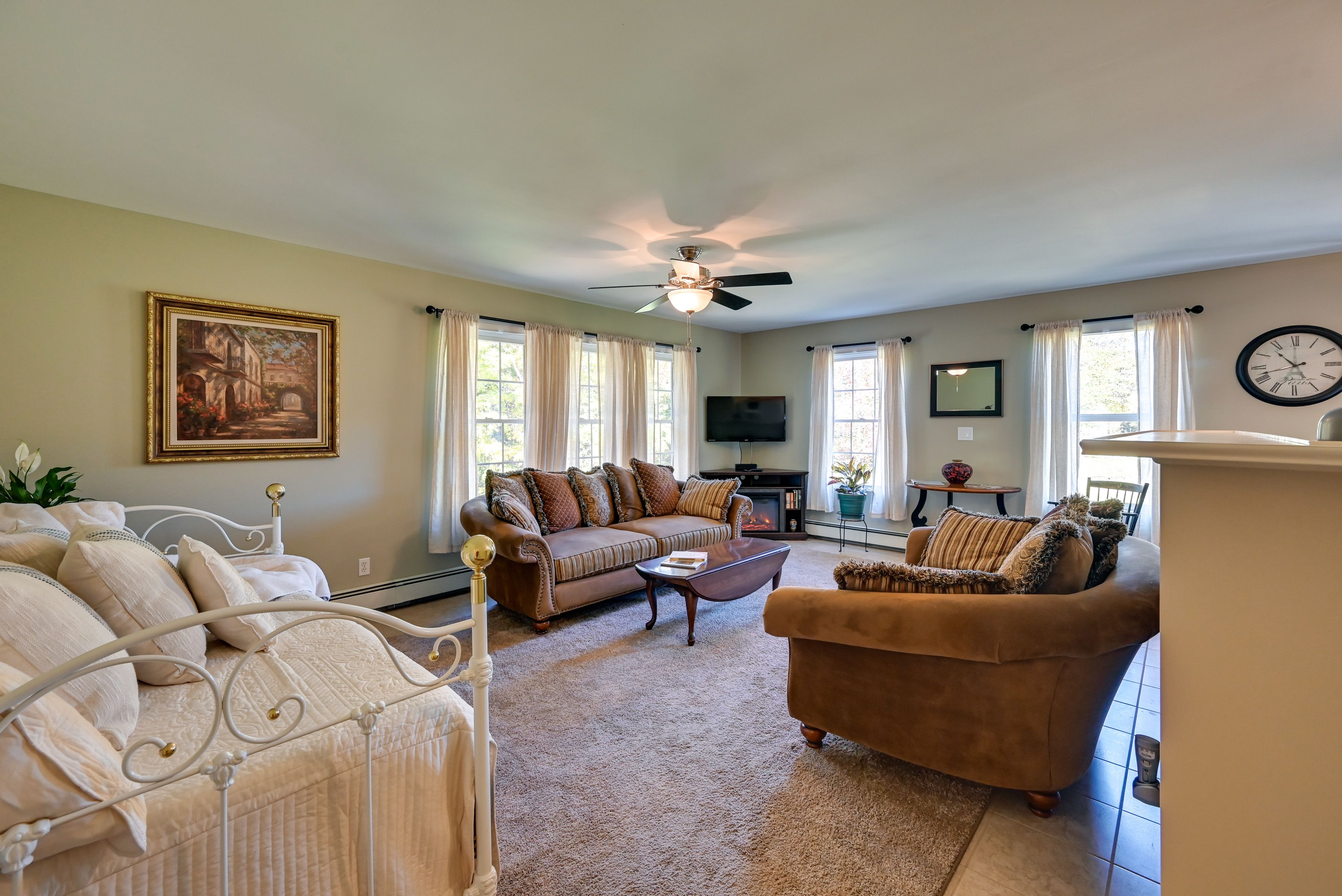 Living Room | Twin Daybed w/ Twin Trundle | Main Floor | Smart TV