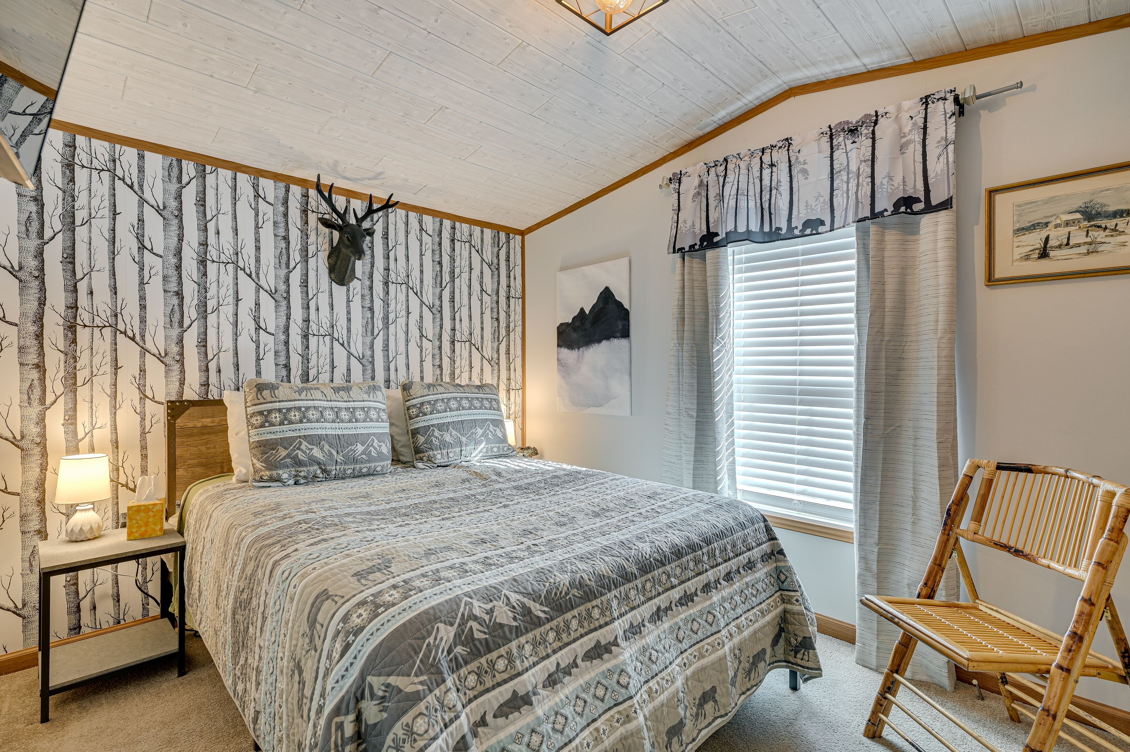 Bedroom 2 | Queen Bed | Smart TV