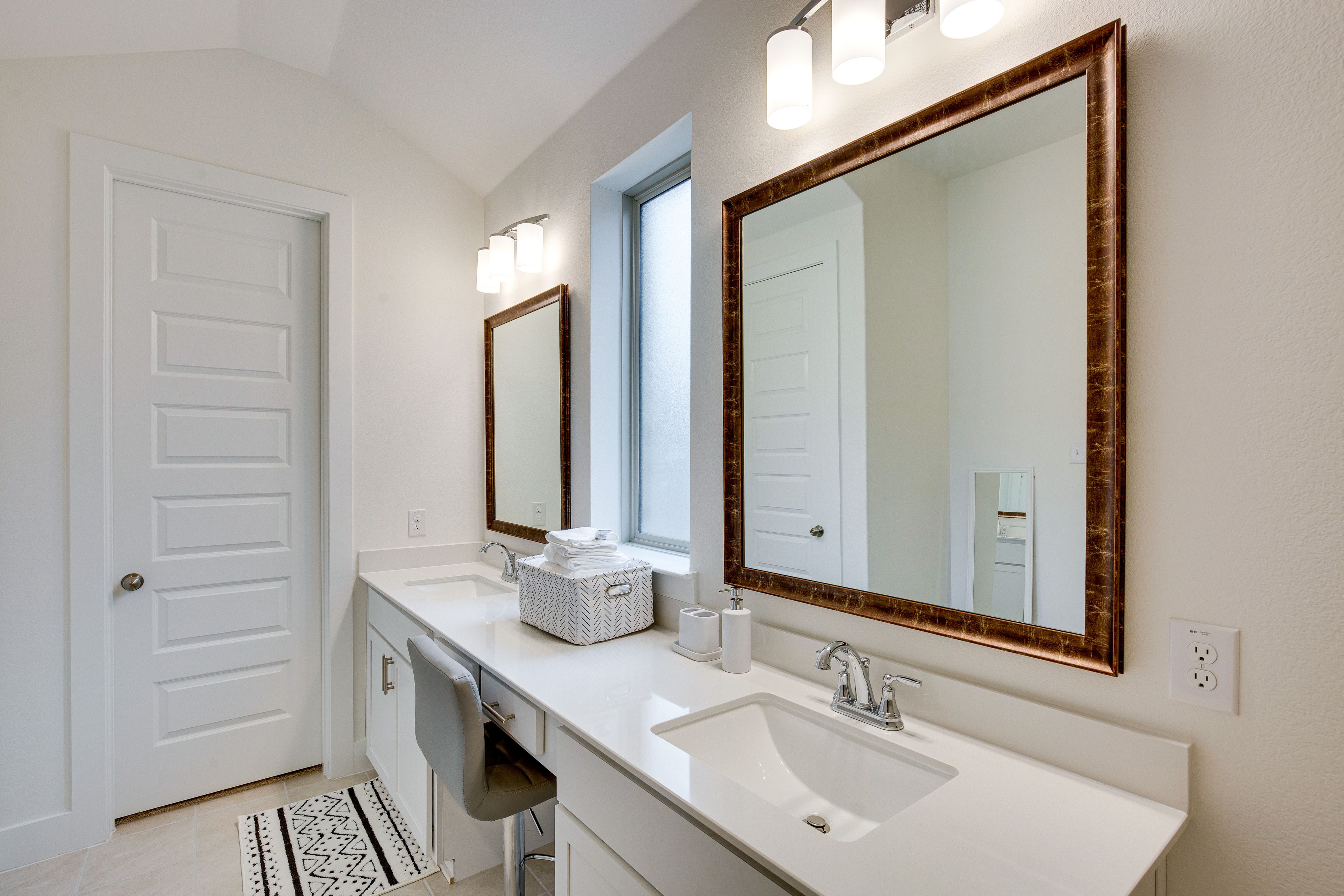 Full Bathroom | Towels Provided