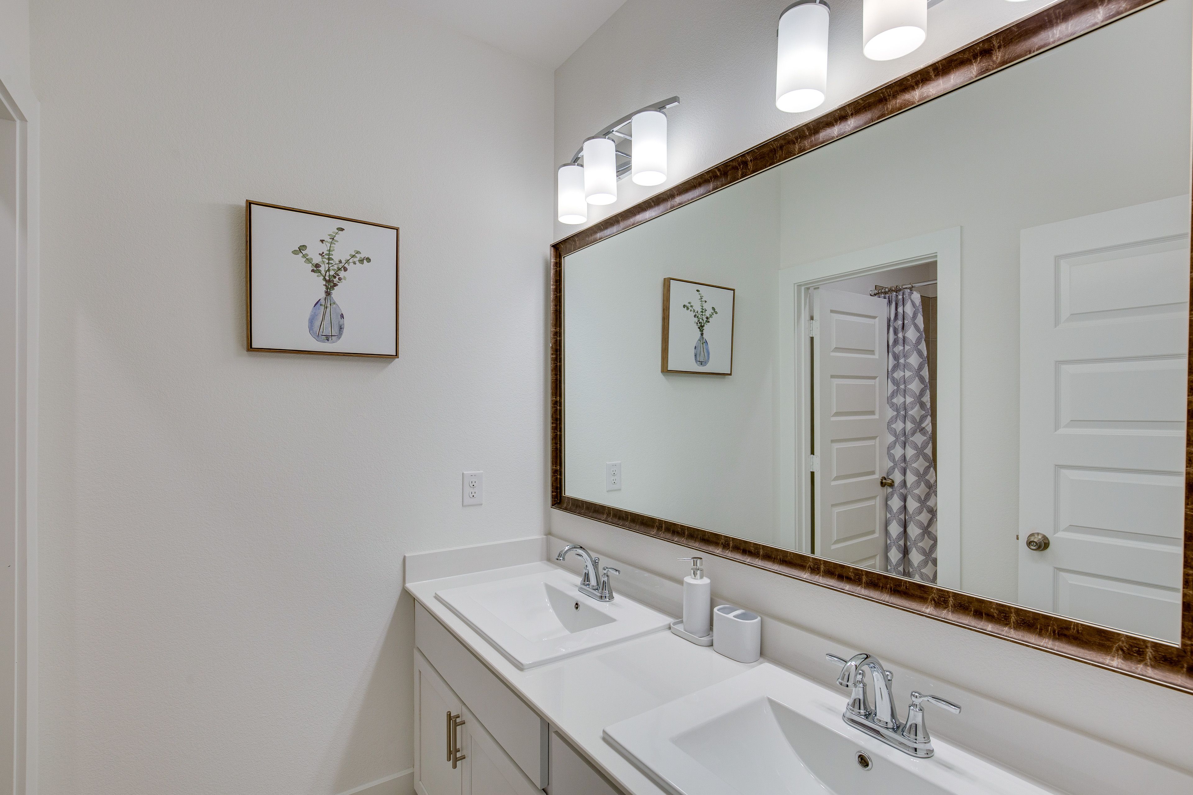 Full Bathroom | Complimentary Toiletries