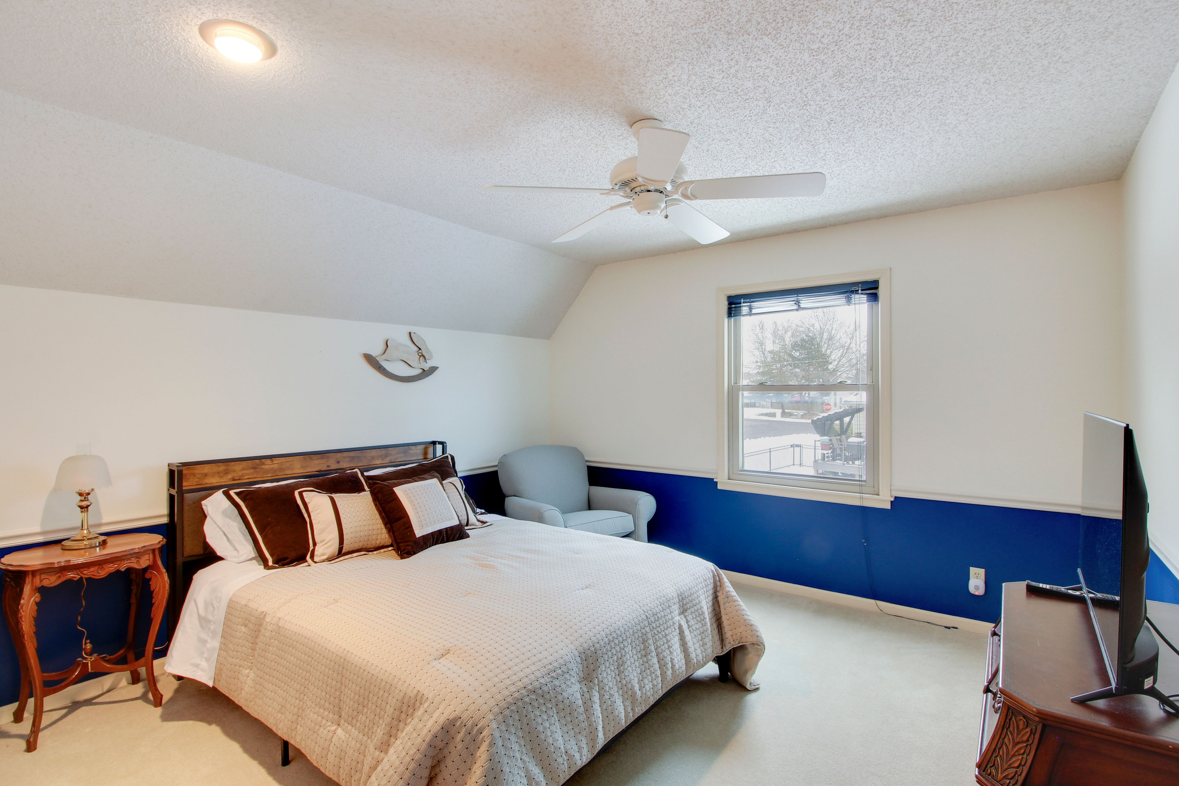 Bedroom 3 | Queen Bed | Smart TV