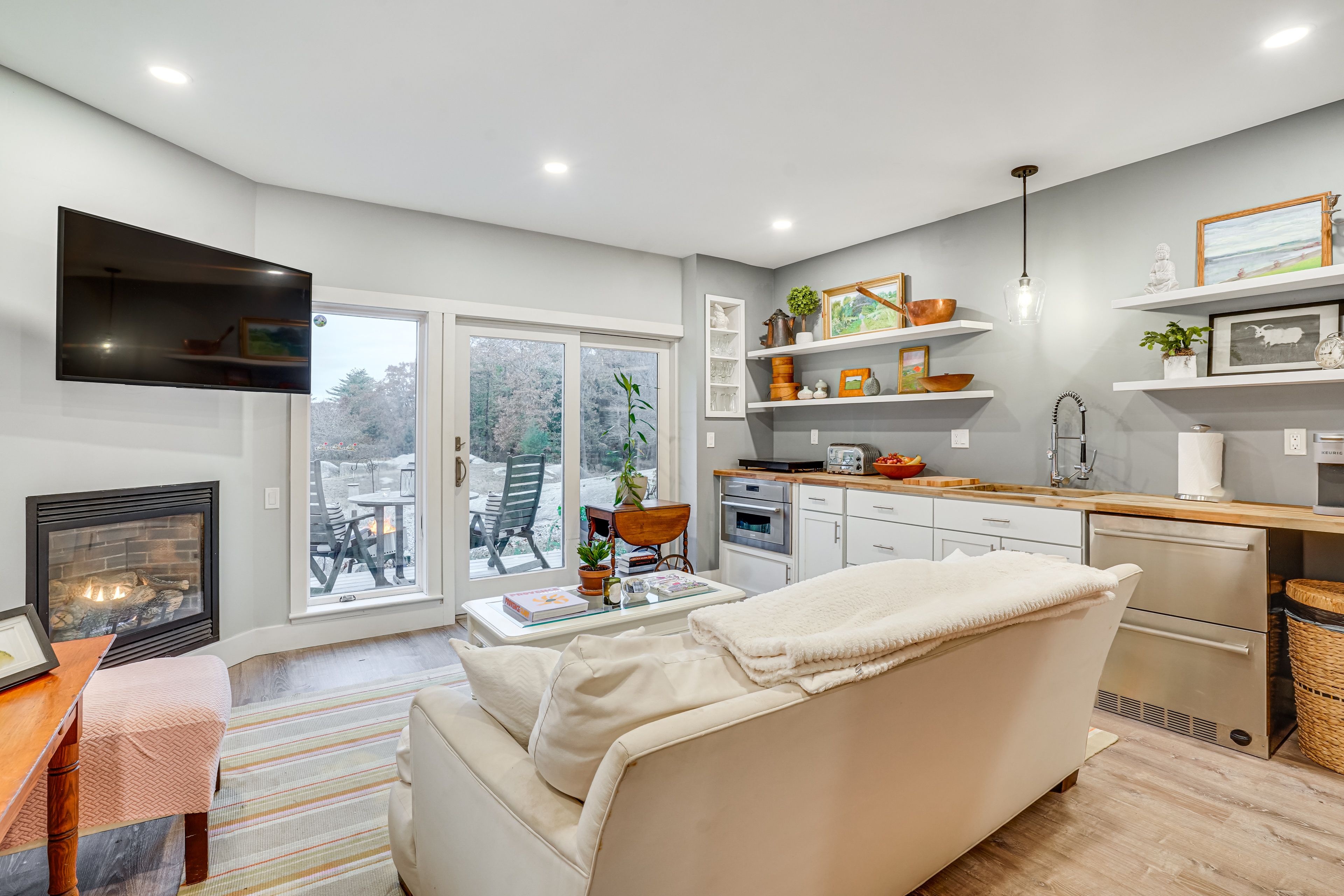 Living Room | Smart TV | Gas Fireplace