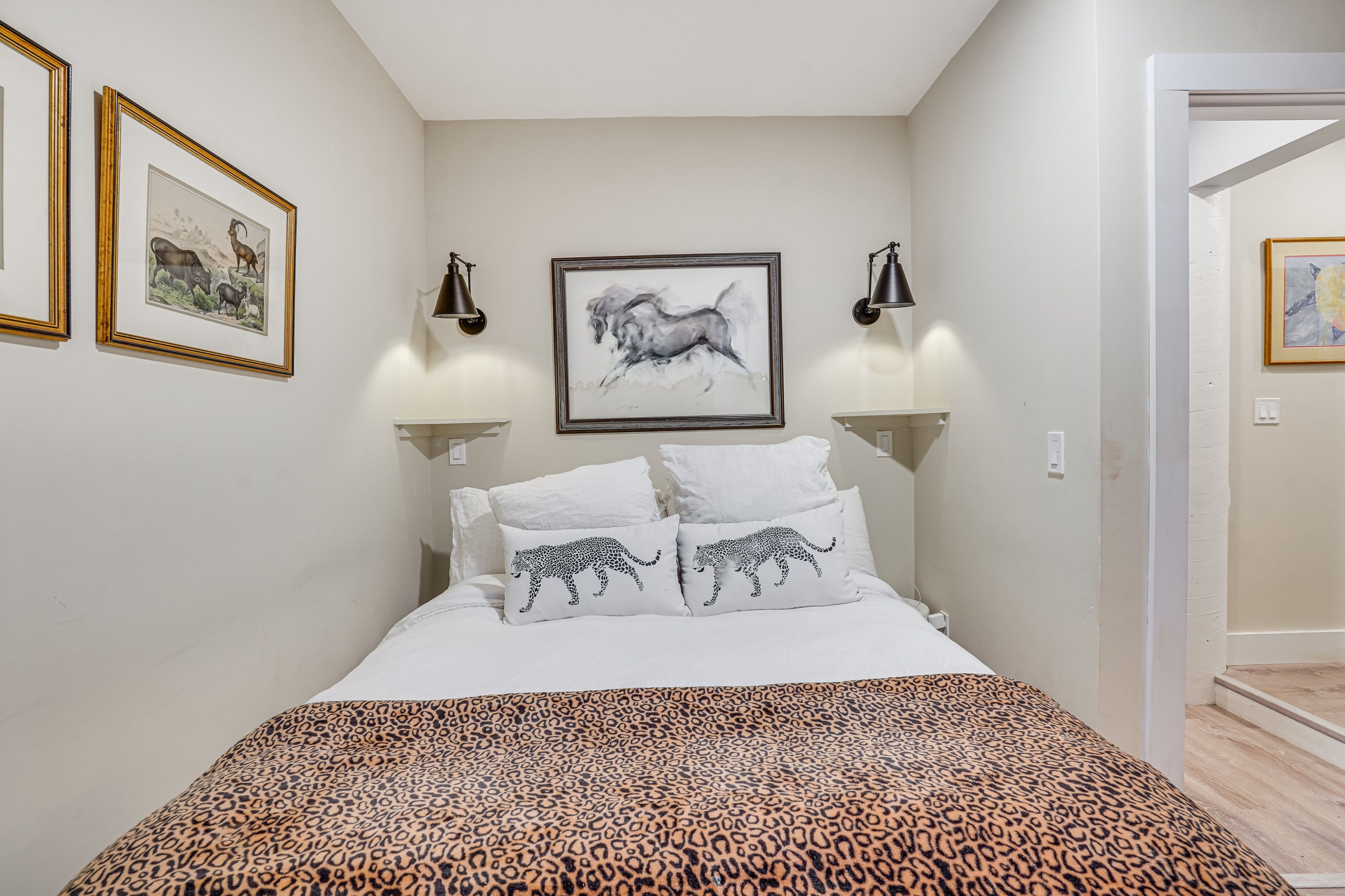 Bedroom 1 | Queen Bed