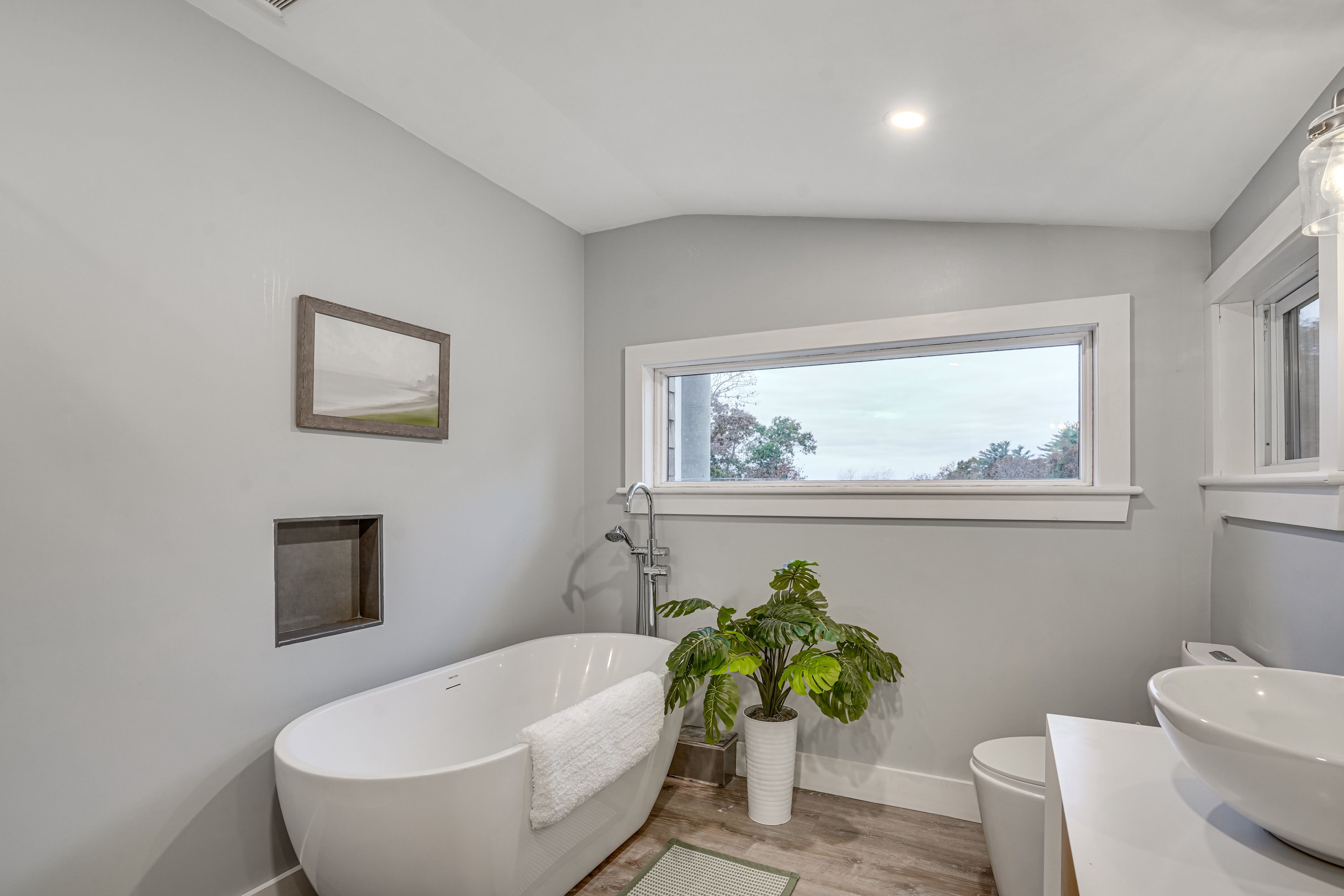 Full Bathroom | Complimentary Toiletries