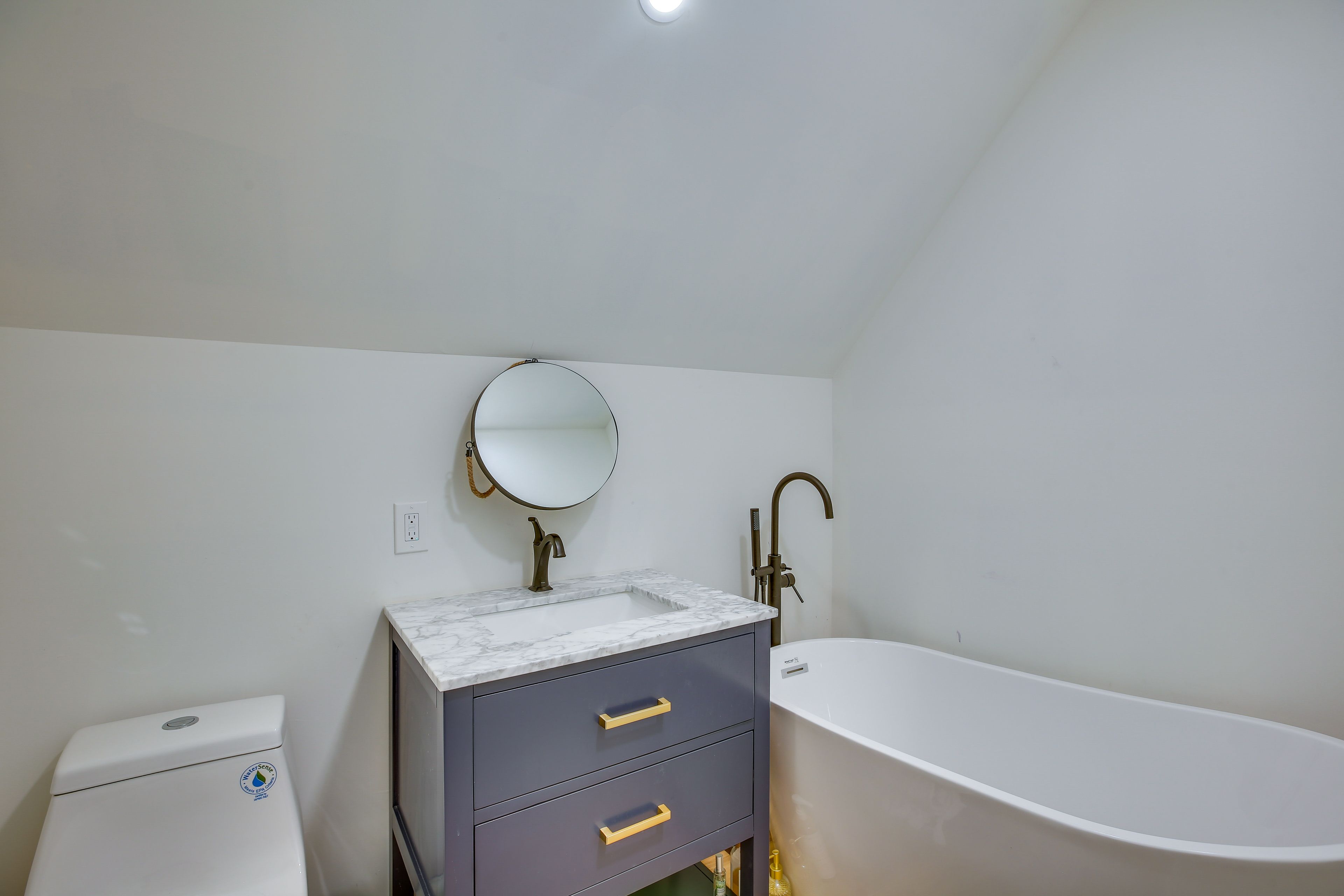 Full Bathroom | 2nd Floor | Towels Provided