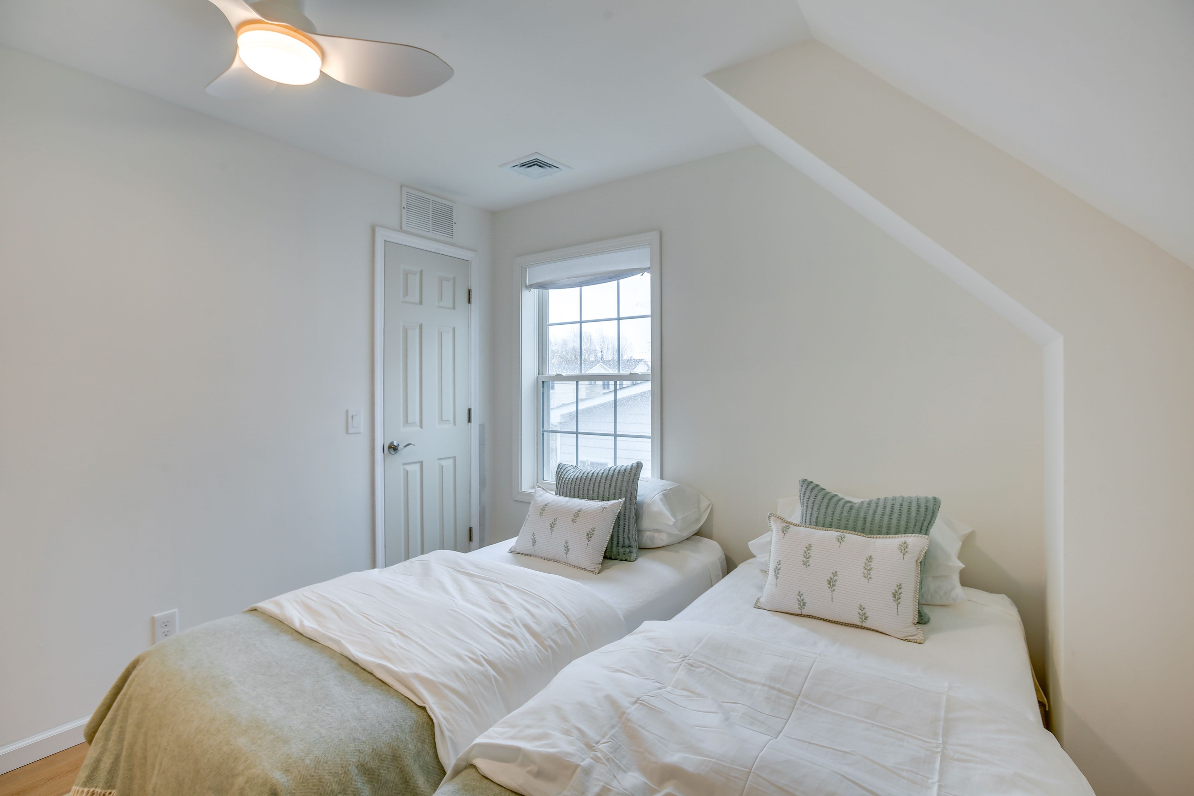 Bedroom 2 | 2nd Floor | 2 Twin Beds