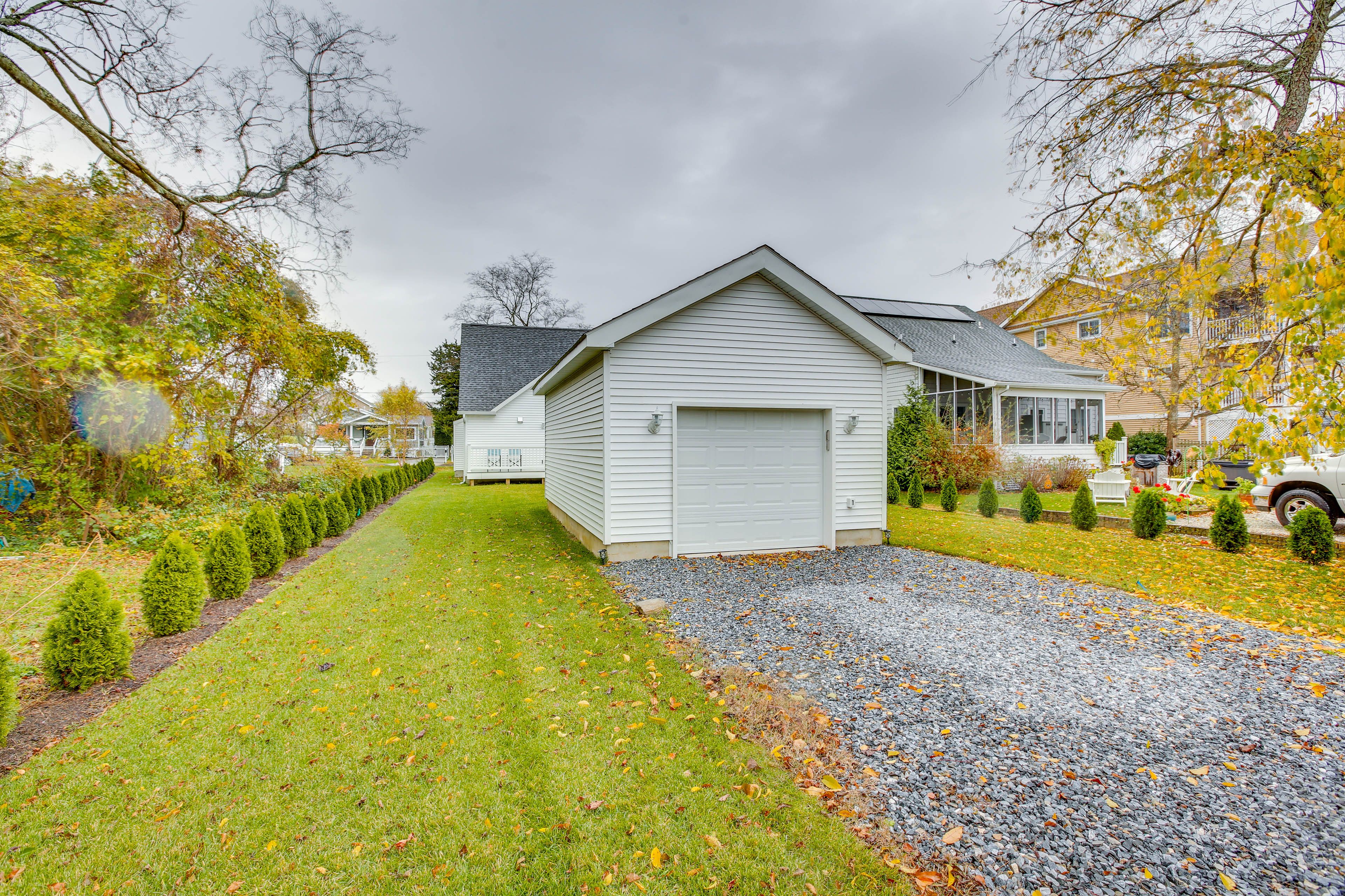 Driveway (1 Vehicle) | Street Parking (First-Come, First-Served)