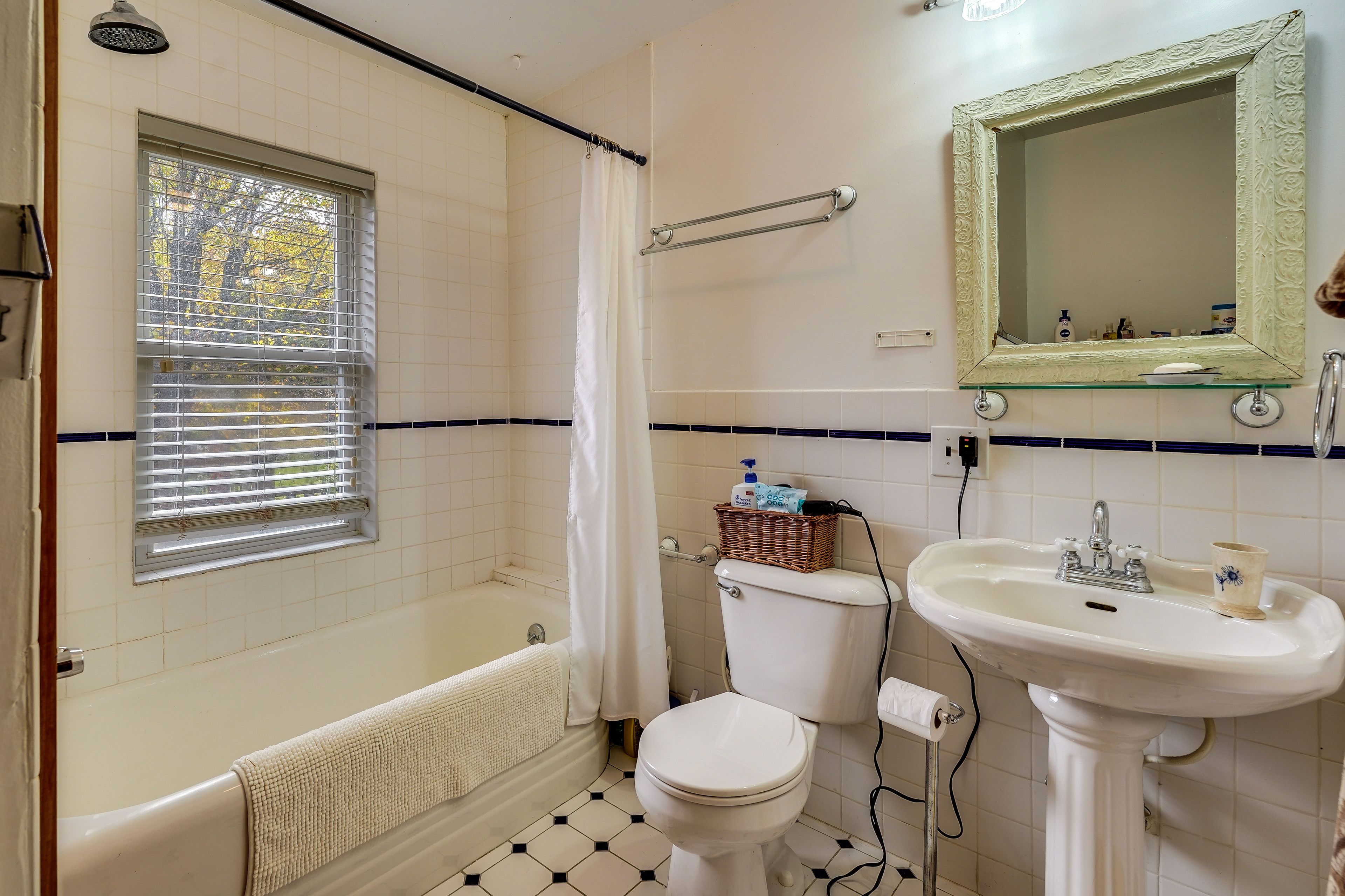 Full Bathroom | 2nd Floor