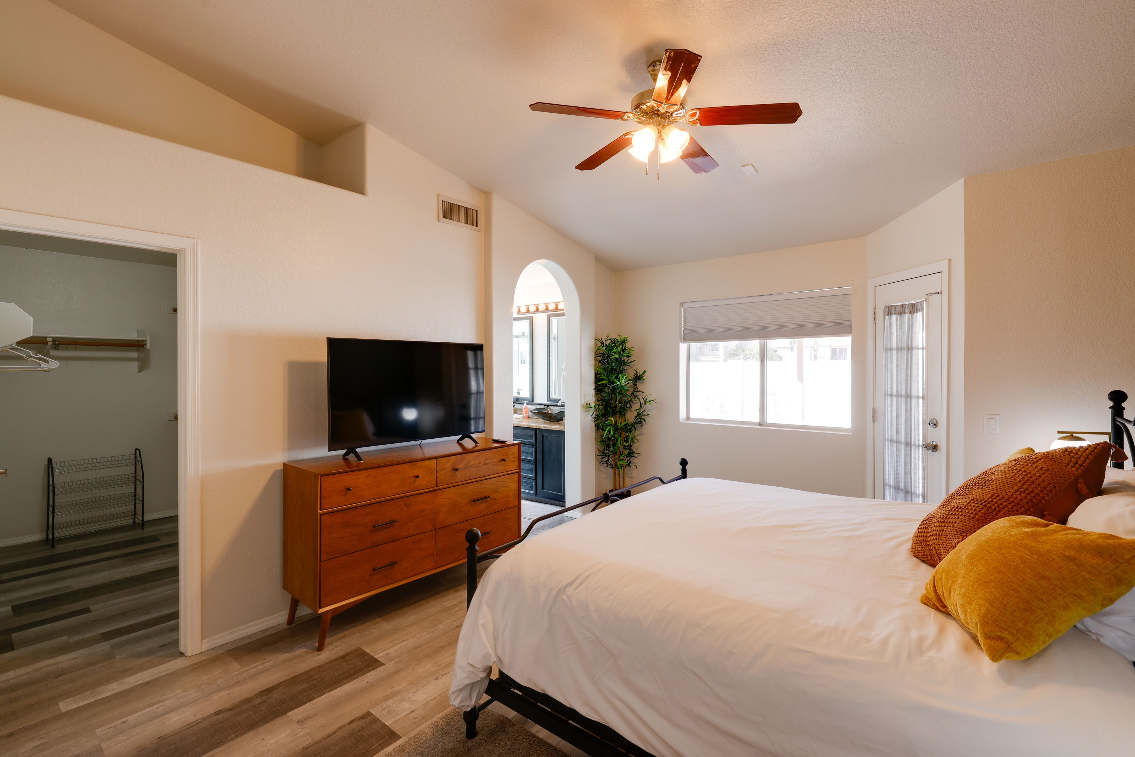 Bedroom 1 | King Bed | En-Suite Bathroom